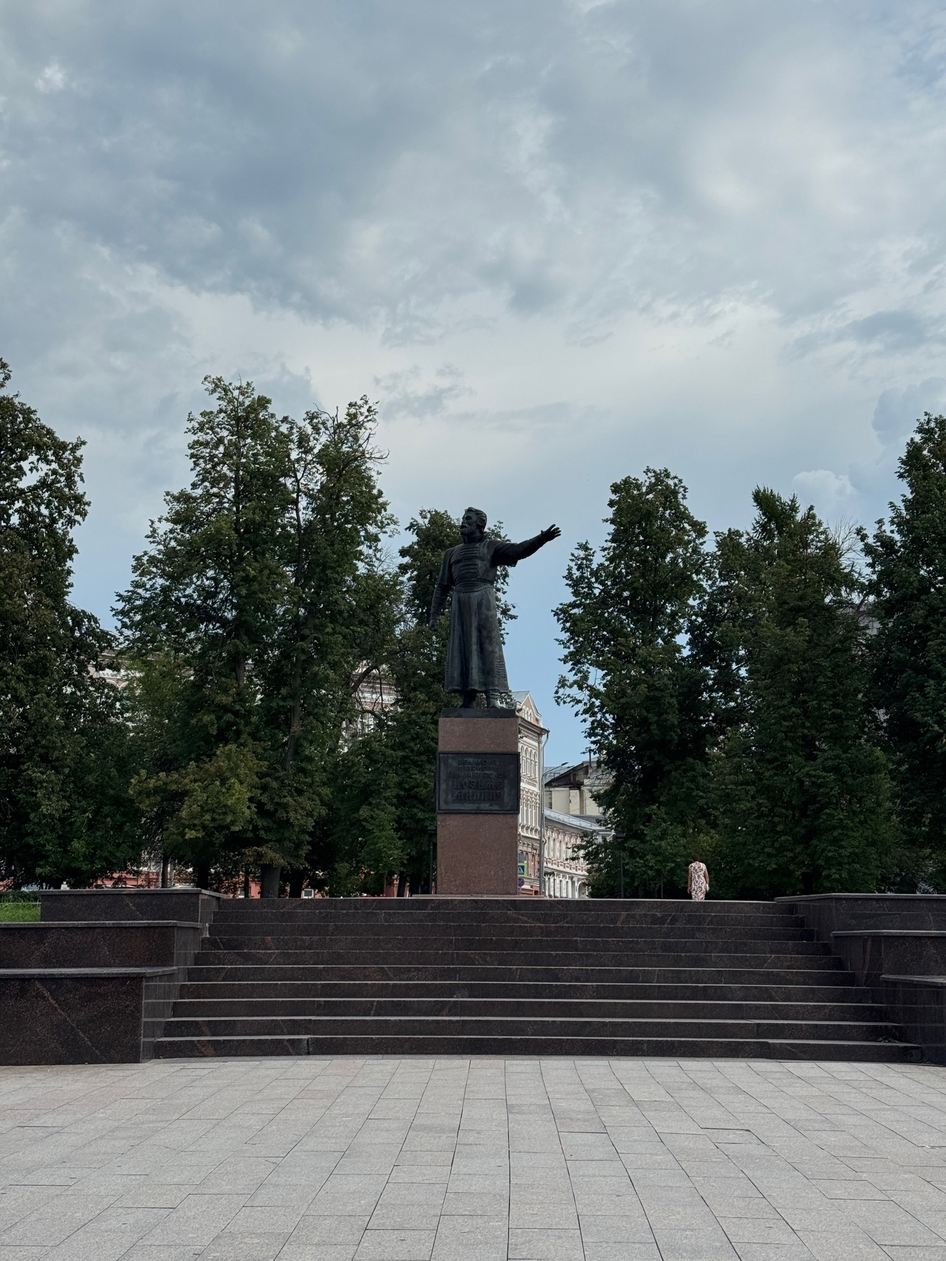 Здесь же памятник Минину