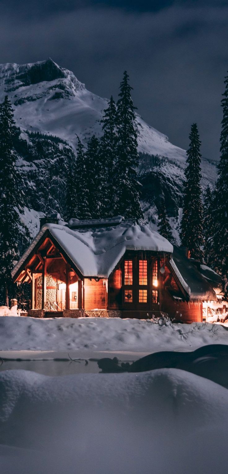 Деревянный дом в горах. Зимний пейзаж. Карпаты, Украина