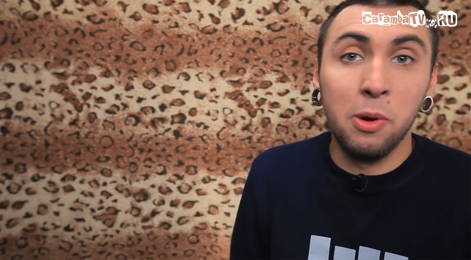 Все видео Голополосов уже более 15 лет снимает на фоне леопардового ковра. © YouTube