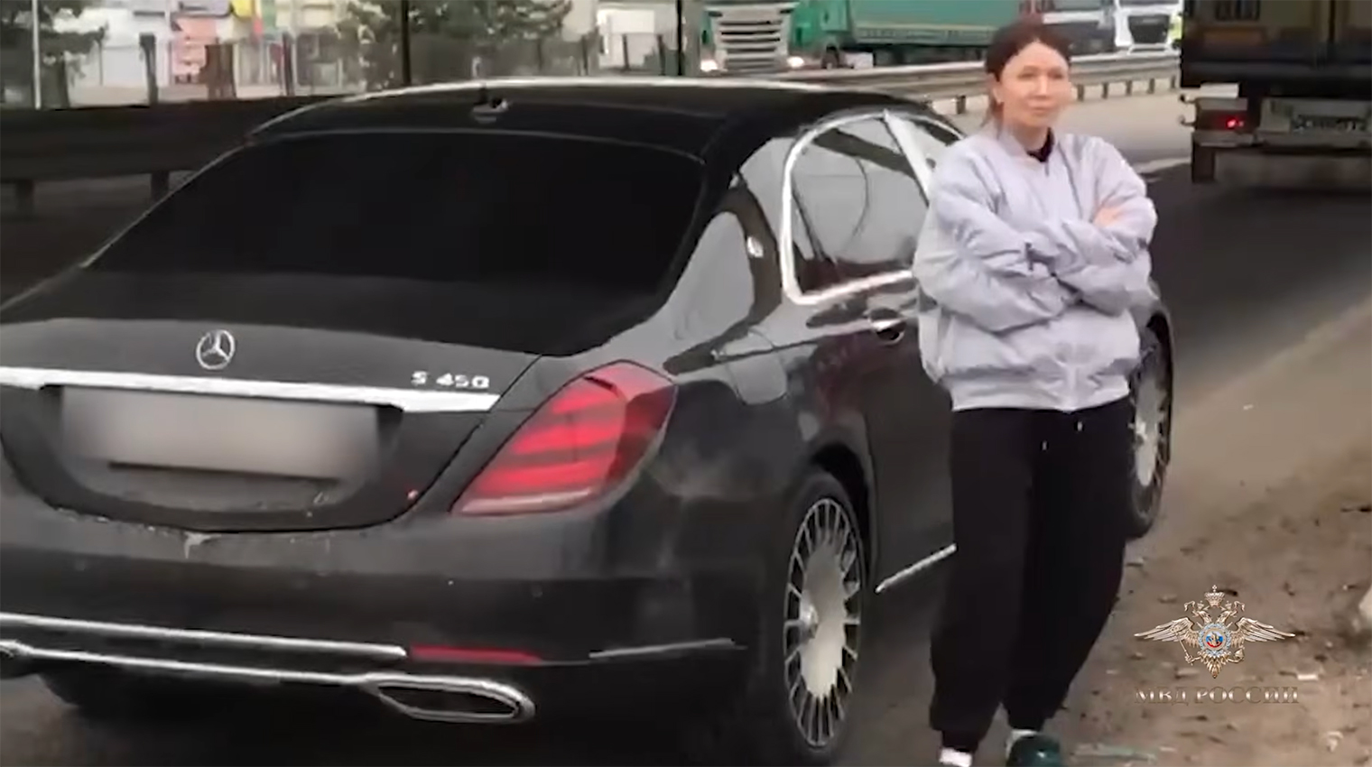 На опубликованной МВД записи Блиновская стоит рядом с автомобилем, пока сотрудники объявляют ей о задержании. © МВД МЕДИА / YouTube