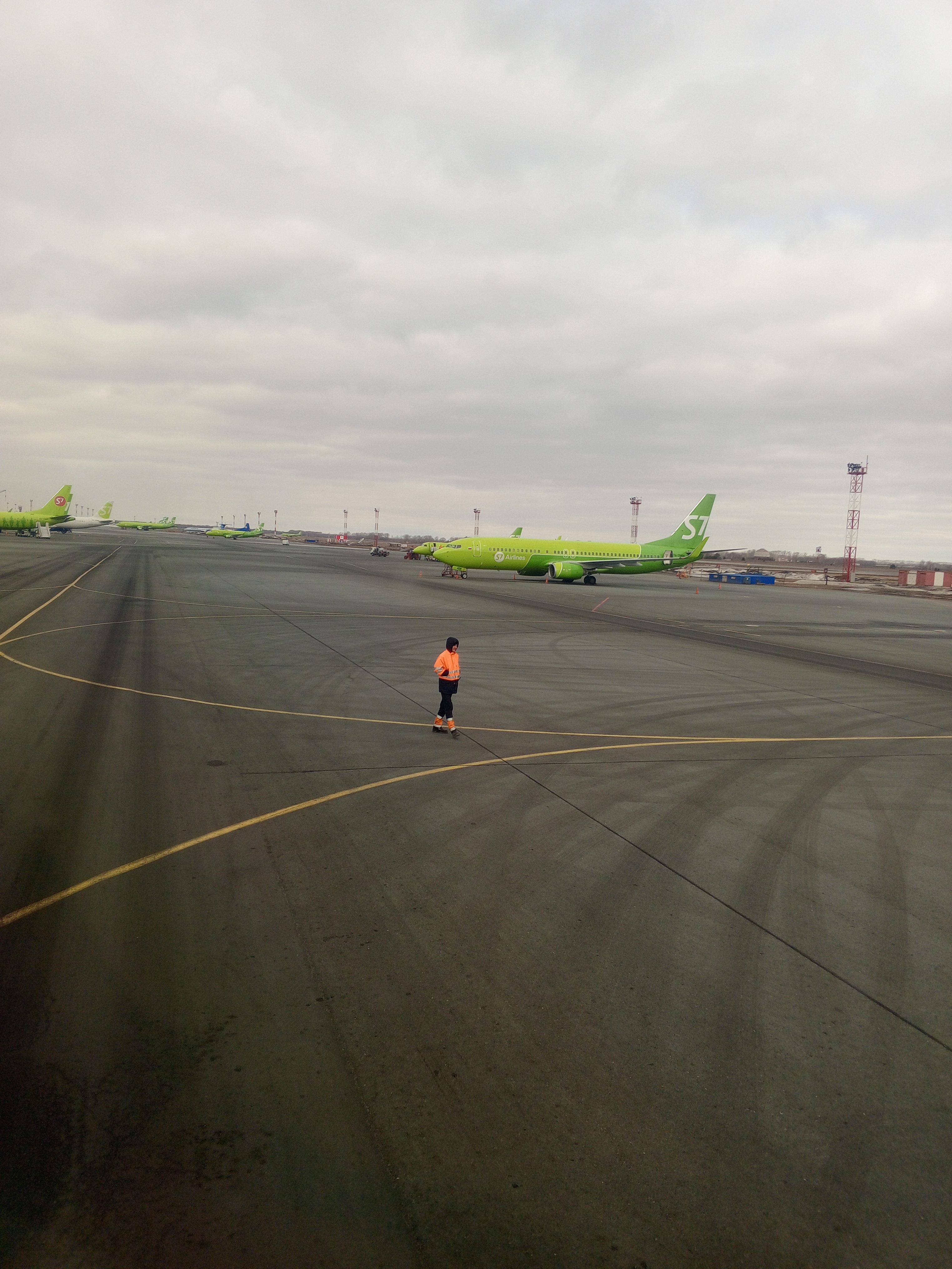 Наш самолет выруливает на ВПП.