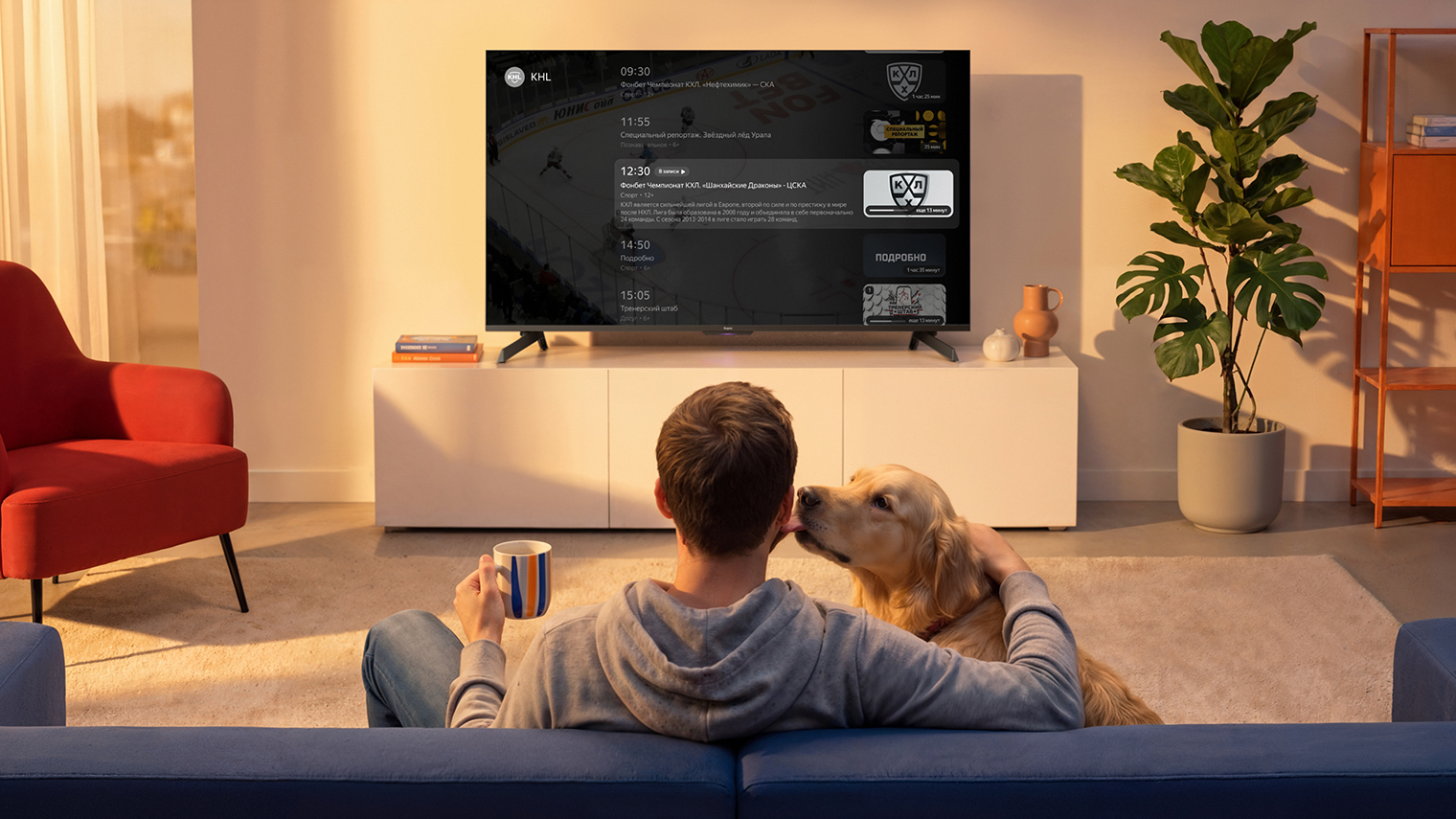 Телевизором можно пользоваться как умной колонкой с Алисой — например, обсуждать рабочие задачи