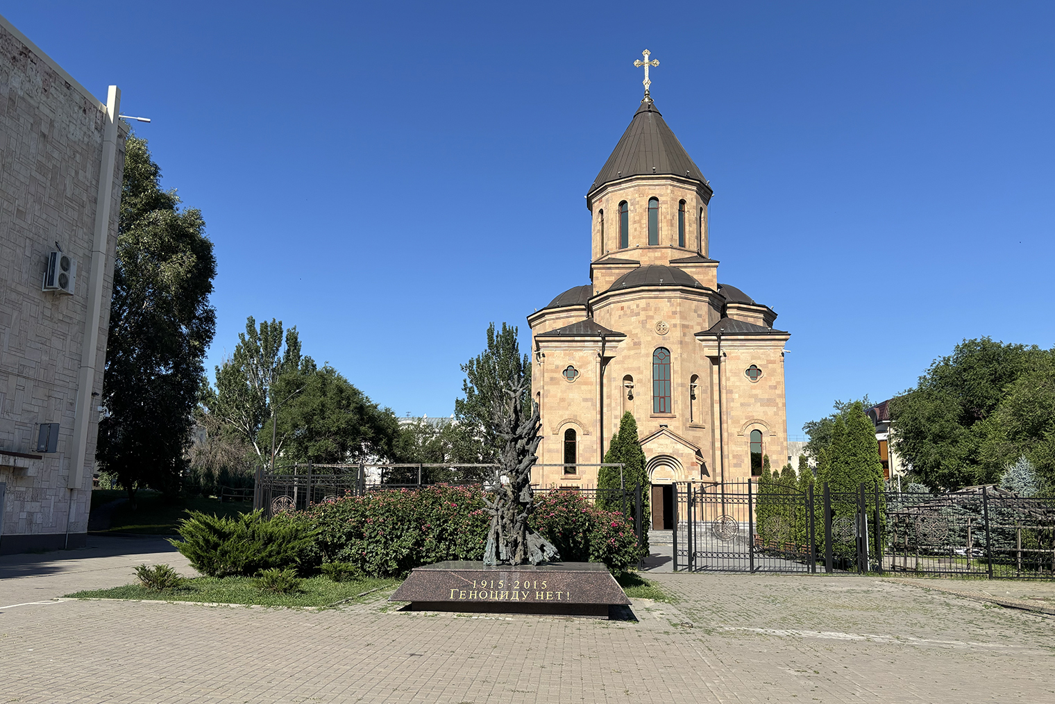 Перед храмом установили мемориал памяти жертв геноцида армянского народа. © Елена Егина