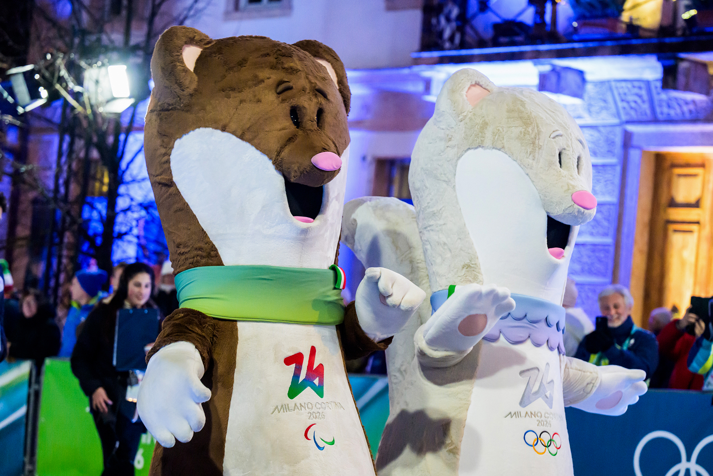 Символы Олимпиады и Паралимпиады Тина и Мило во время церемонии в Кортине. © Mathias Bergeld / Zuma / TASS