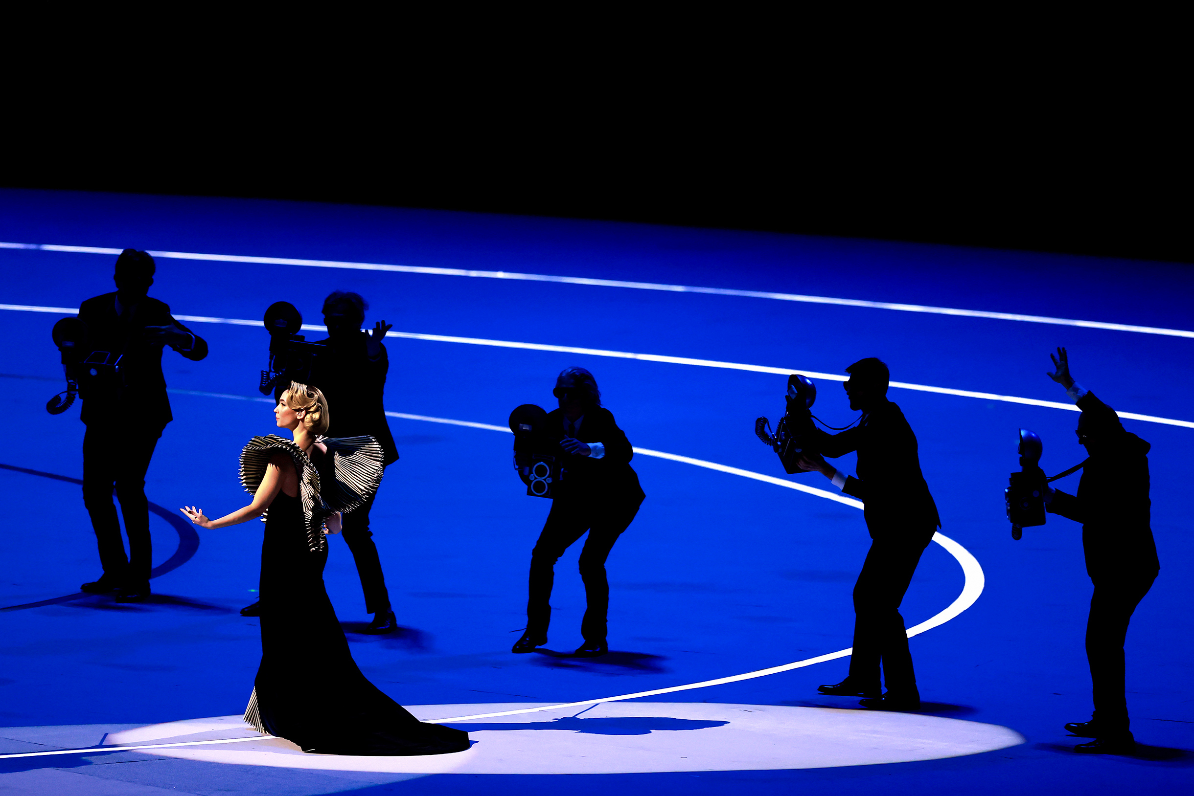 После посвящения скульптору церемония продолжилась музыкальным номером: Матильда де Анджелис в роли дирижера вышла на сцену под прицелом актеров-папарацци. © Dean Mouhtaropoulos / Getty Images