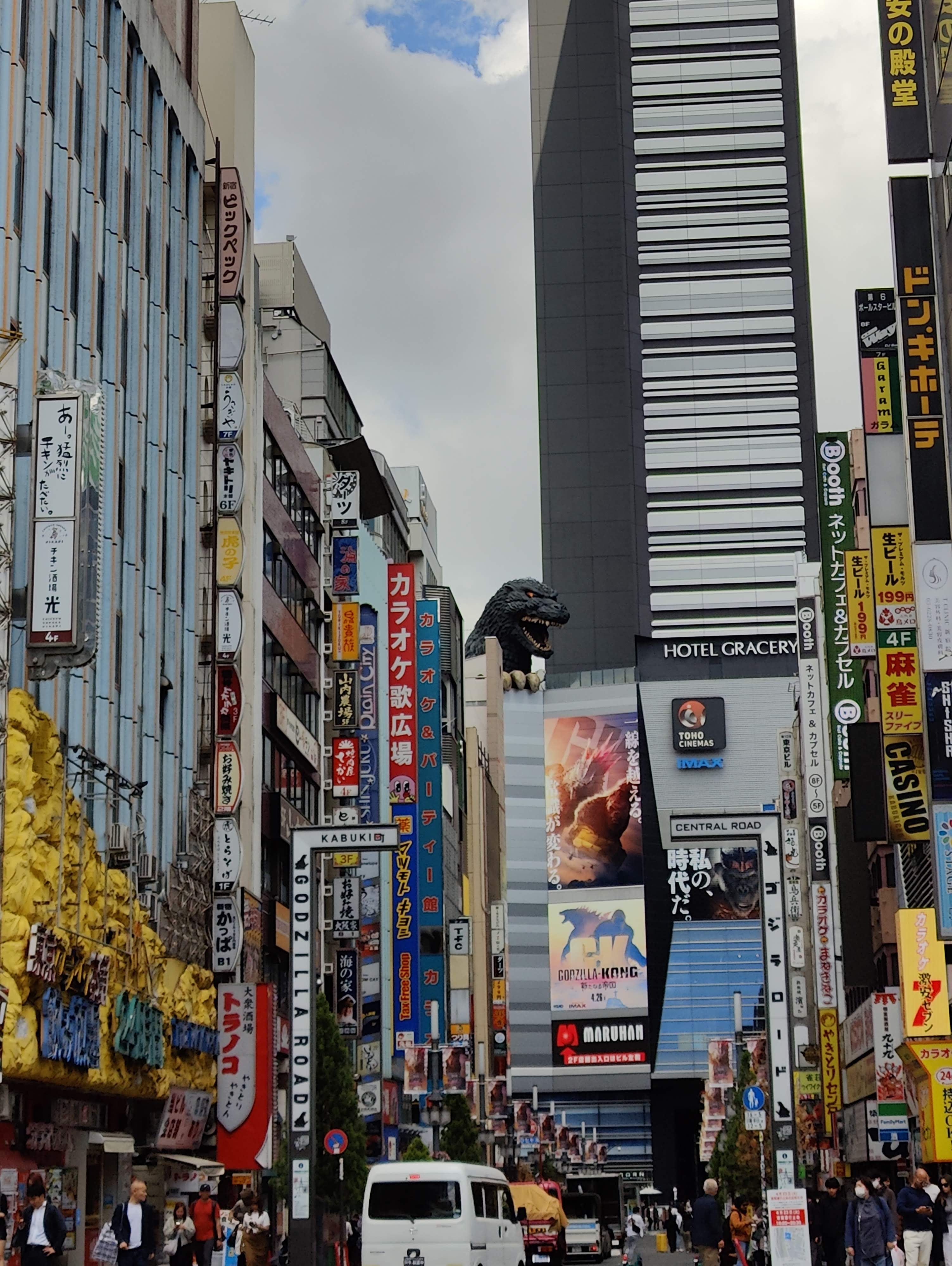 Голова Годзиллы на Синдзюку