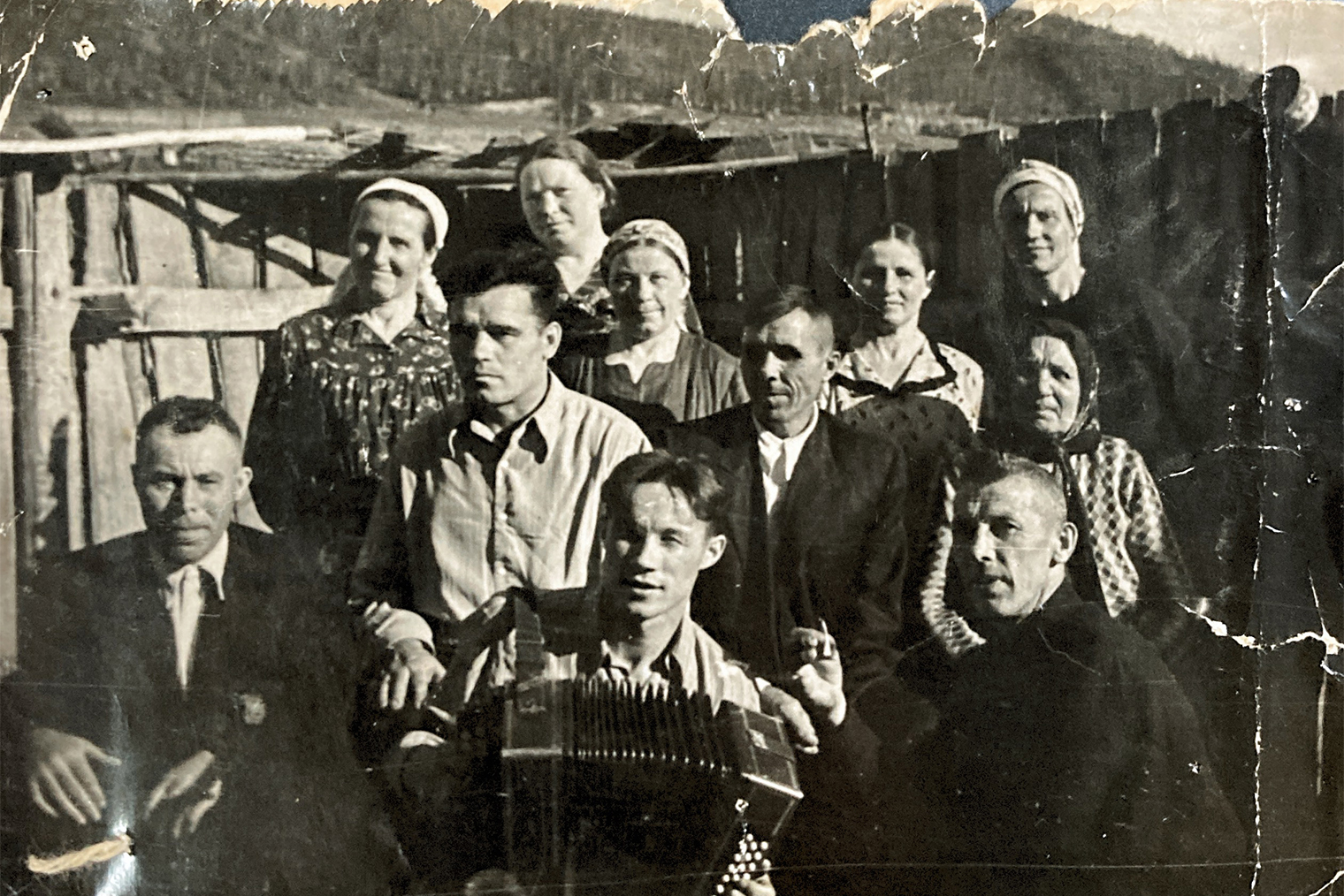 Крайний слева — мой прадедушка; фото на фоне уральской сопки и калитки дома, где выросла мама. © Личный архив героини