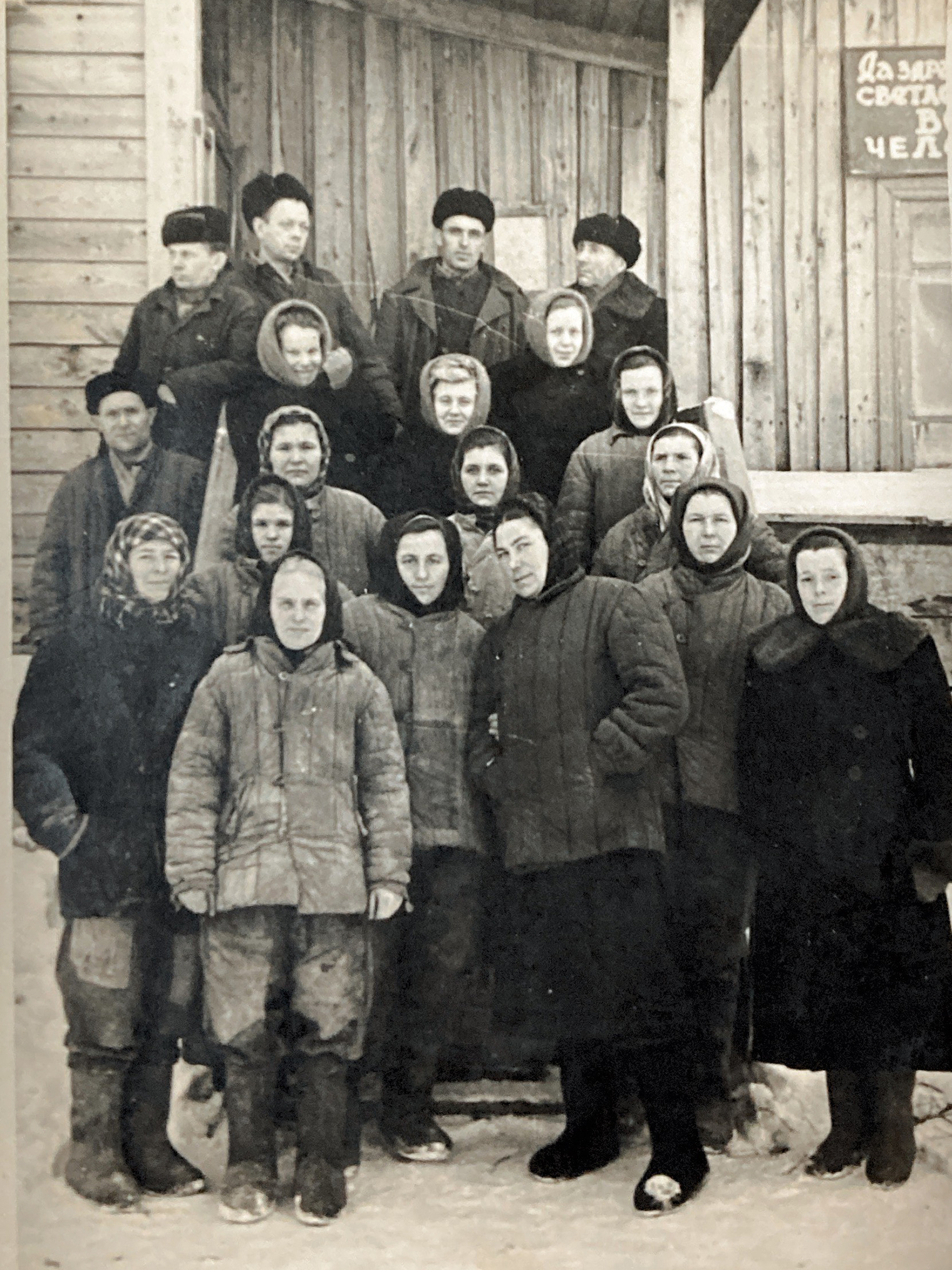 Карабашская шахта «Пионерский», где добывали пирит. Среди рабочих — моя бабушка Пелагея. © Личный архив героини