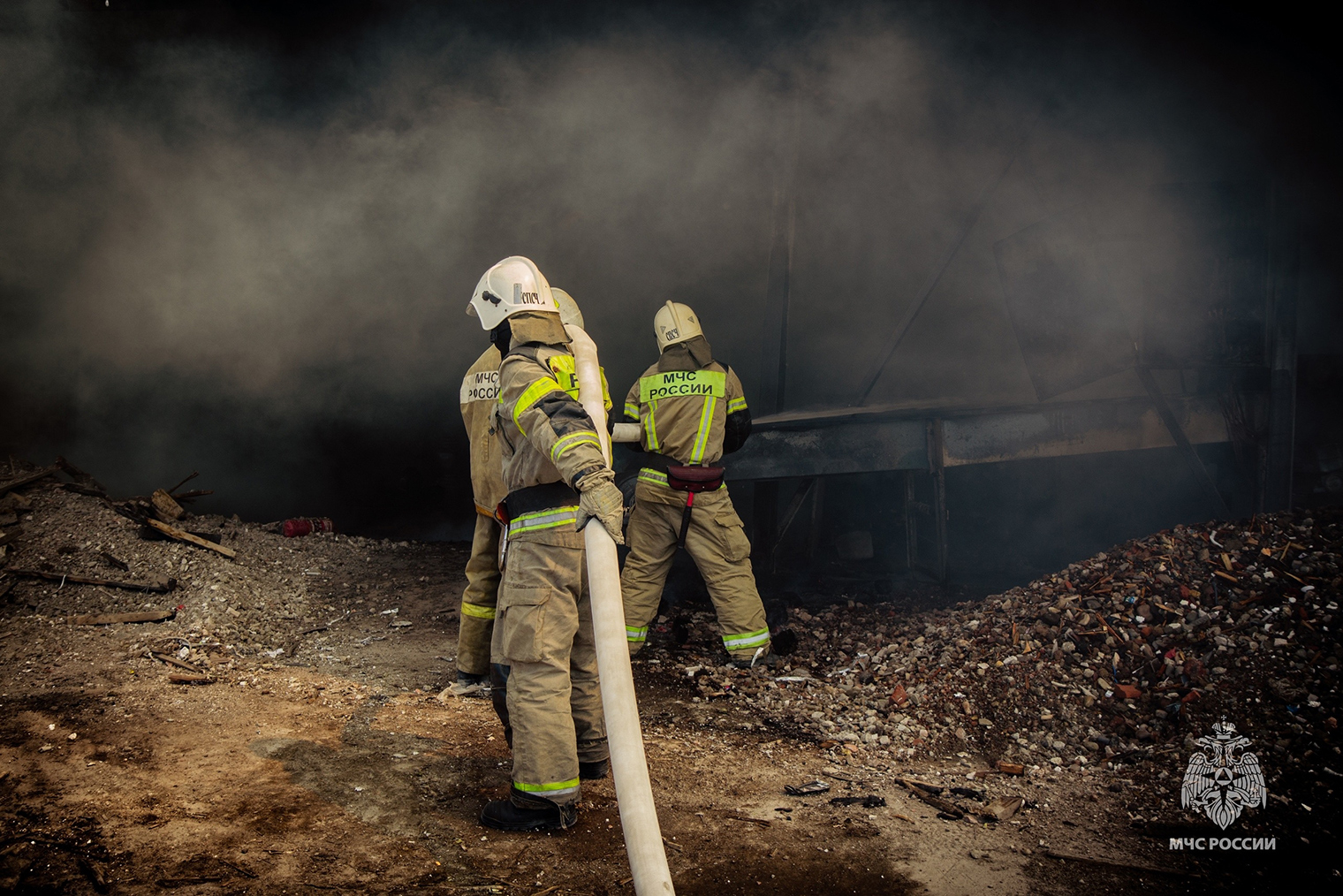 Ликвидация последствий третьего пожара. © МЧС России