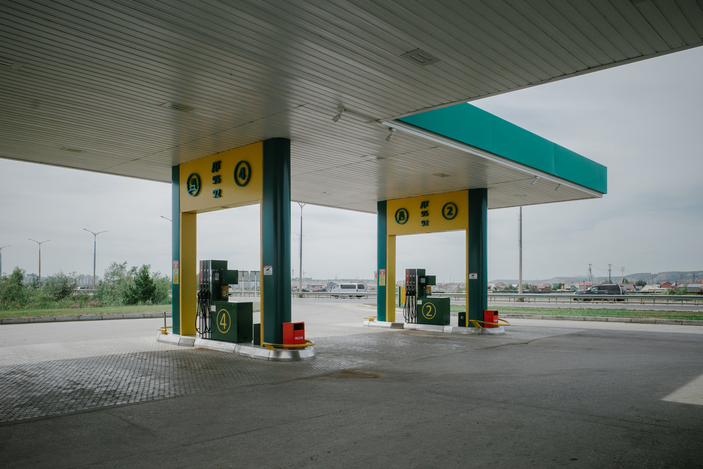 «Бензин есть, очередей нет»: заправка сети «Туймаада-нефть» в Якутске. К колонкам нет ни одной машины, хотя в Якутии тоже ввели лимит — не больше 30 литров бензина в одни руки. © Слава Лю-фа