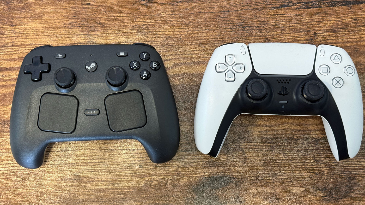 Steam Controller и DualSense. © tomshardware.com