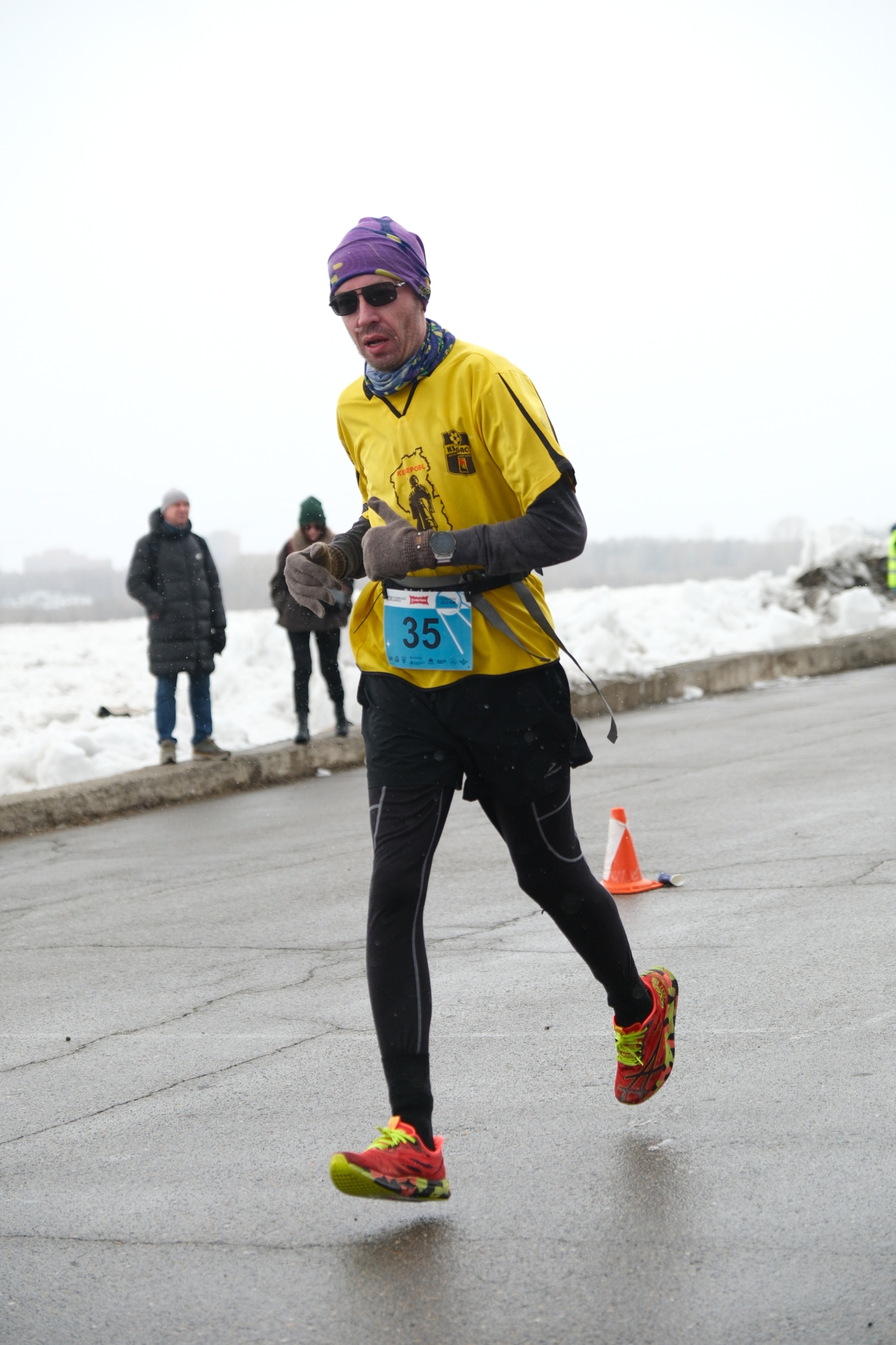 Пытаюсь улыбаться на фотографиях.