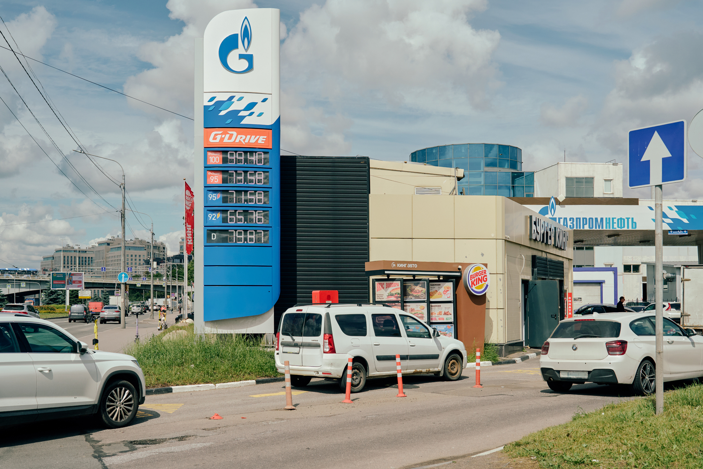 Заправка «Газпромнефти» в Санкт-Петербурге: G-Drive 100 стоит почти 90 ₽ за литр, обычный 95-й — 73,6 ₽. © Вадим Сидоров