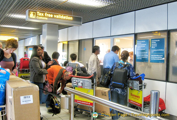 Туристы в амстердамском аэропорту приходят в офис таможни перед регистрацией. Фото: Элен Пейдж