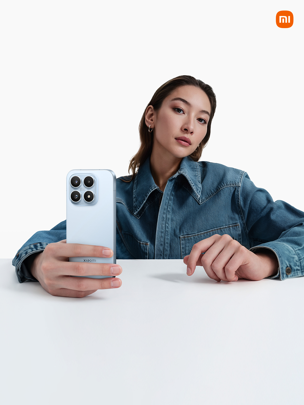 Xiaomi 17 в голубой расцветке. Также есть черный, белый и розовый варианты