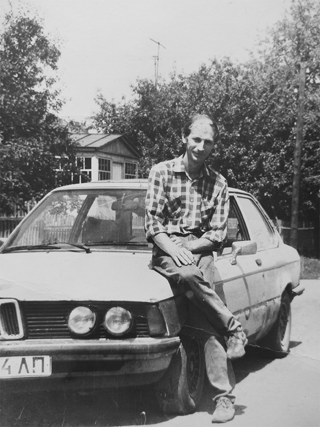 Юрий Зайцев с той самой BMW 320. Машину уже растаможили и поставили на учет — на ней советские номера