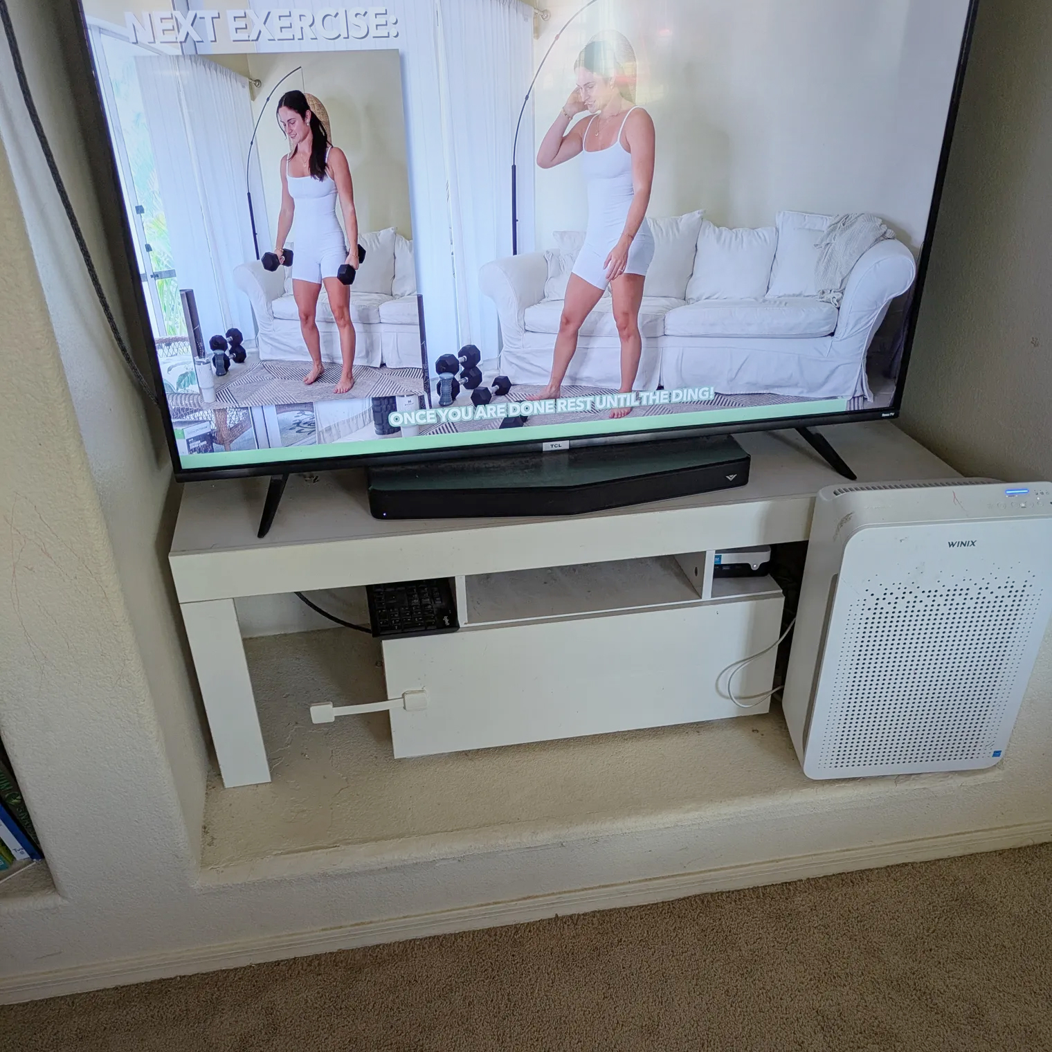 Я тоже берусь за железо. Хотя это, пожалуй, сильно сказано: 10-фунтовые гантели — мой максимум для домашних тренировок. У меня есть два-три любимых англоязычных канала на «Ютубе». Чаще всего я выбираю тренировки длительностью 30—40 минут на все тело, или на ноги, или же просто кардио. Специально дни я не пропускаю, потому что, камон, с тремя детьми все равно волей-неволей где-то профилонишь. Так что системы тренировок у меня нет — все по возможности и настроению. После тренировки у меня быстродуш, то есть без головы. Я обладательница довольно длинных и густых волос, хожу обычно с косой или пучком, так что мою голову раз в три-четыре дня, но могу отдельно помыть челку