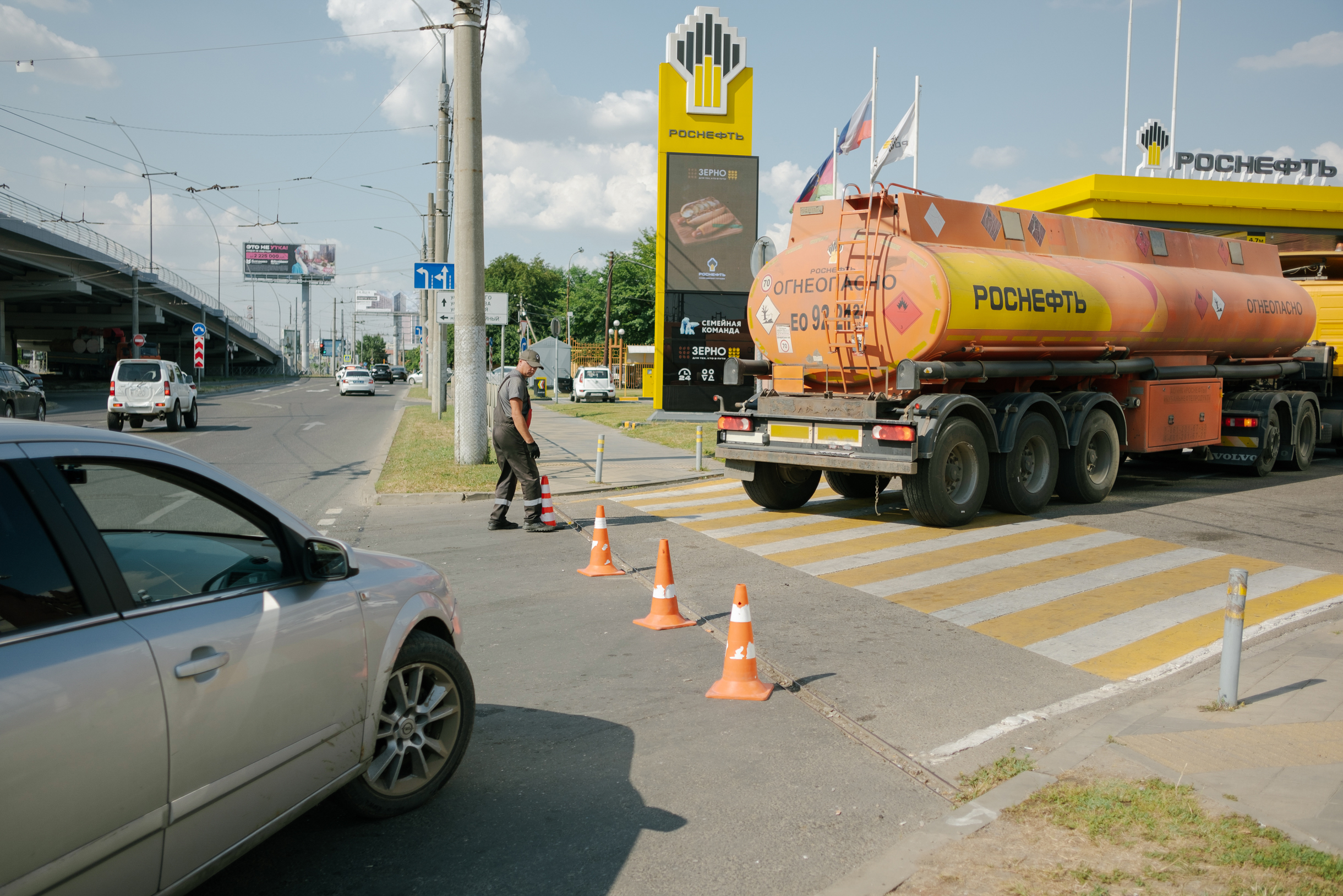 Бензовоз с топливом заезжает на заправку «Роснефти». Раньше на АЗС не заправляли только той маркой бензина, который сливали в резервуар, а сейчас просто перекрывают въезд на заправку