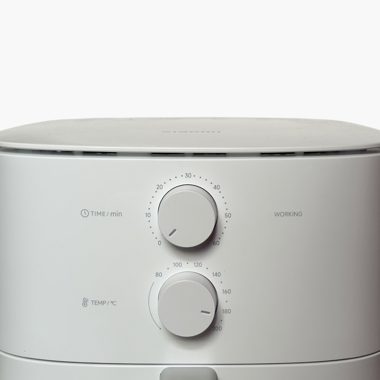 За&nbsp;регулирование температуры и&nbsp;времени у&nbsp;Air Fryer Essential отвечают разные датчики. В&nbsp;модели Mi&nbsp;Smart Air Fryer он&nbsp;всего один. На&nbsp;такой панели сложно выбрать 22&nbsp;минуты или 165 °C, потому&nbsp;что для&nbsp;них нет специальных обозначений