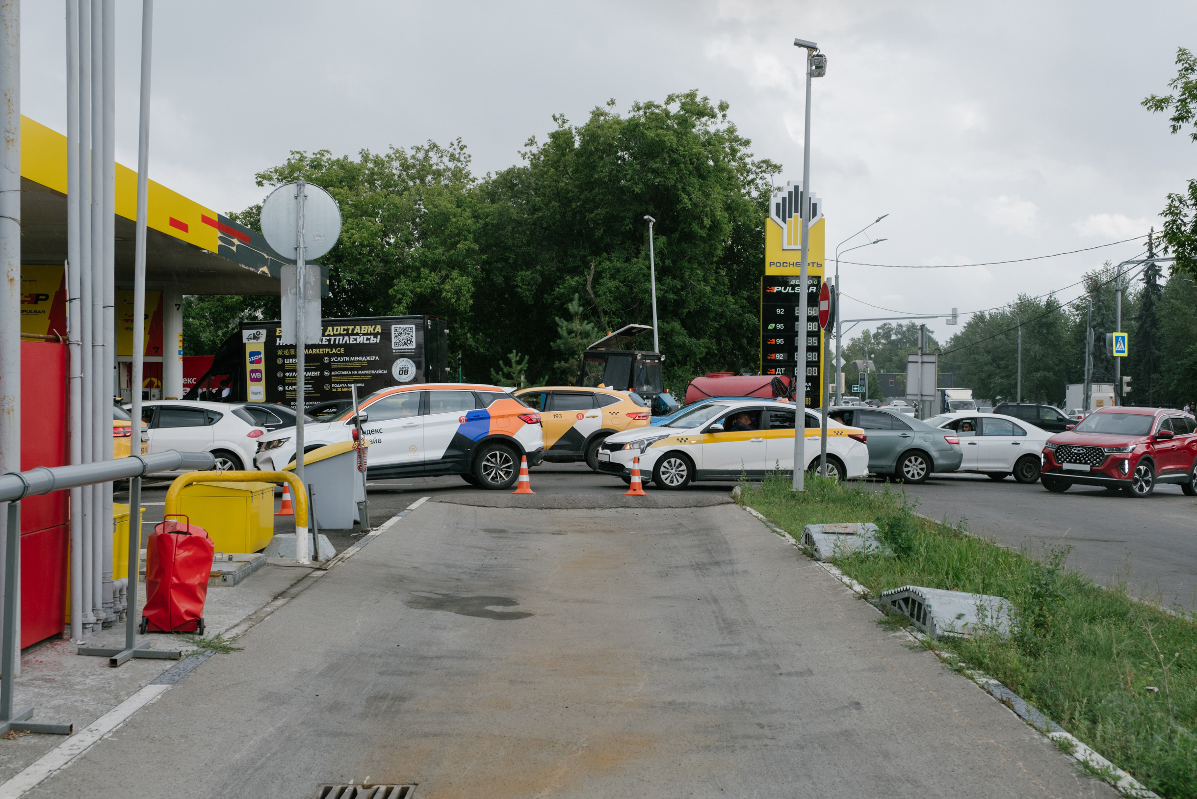 В Москве к давно привычным пробкам сейчас добавляются новые — из-за того, что длинные хвосты очередей на АЗС перегораживают обычно свободные широкие дороги. © Анастасия Пожидаева