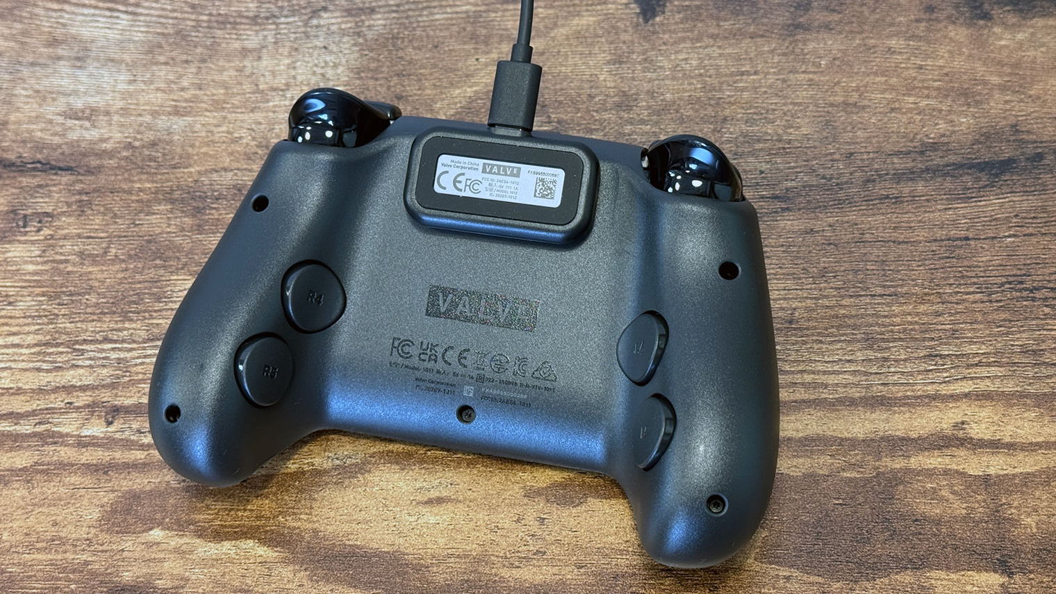 Так Steam Controller выглядит сзади. © tomshardware.com