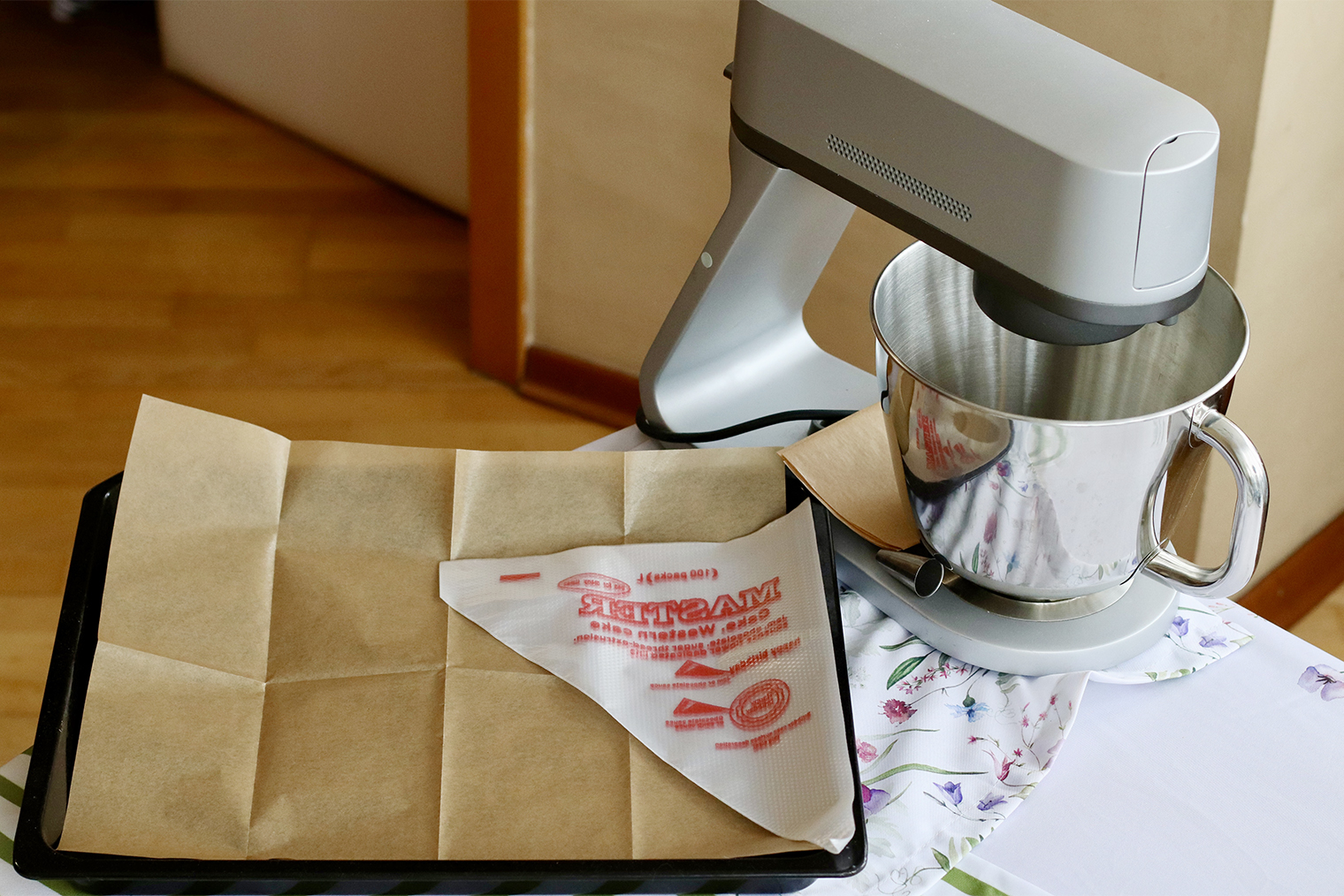 Из инвентаря понадобится планетарный или ручной миксер, бумага для выпечки и противень. Отсаживать безе будем с помощью кондитерского мешка, но, если его нет, можно просто выложить смесь ложкой