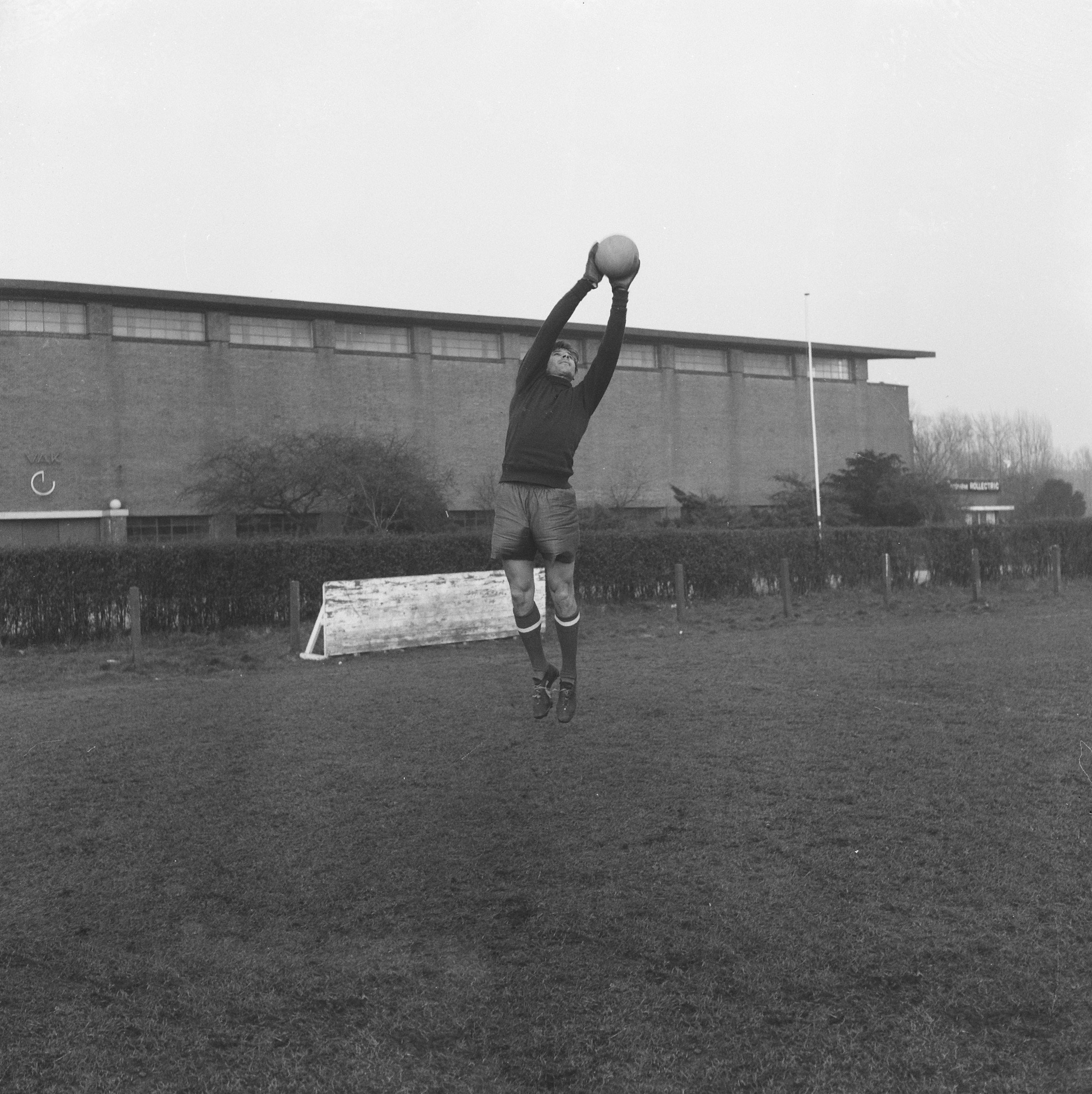 Лев Яшин в 1960 году на тренировке. © Henk Lindeboom / Anefo