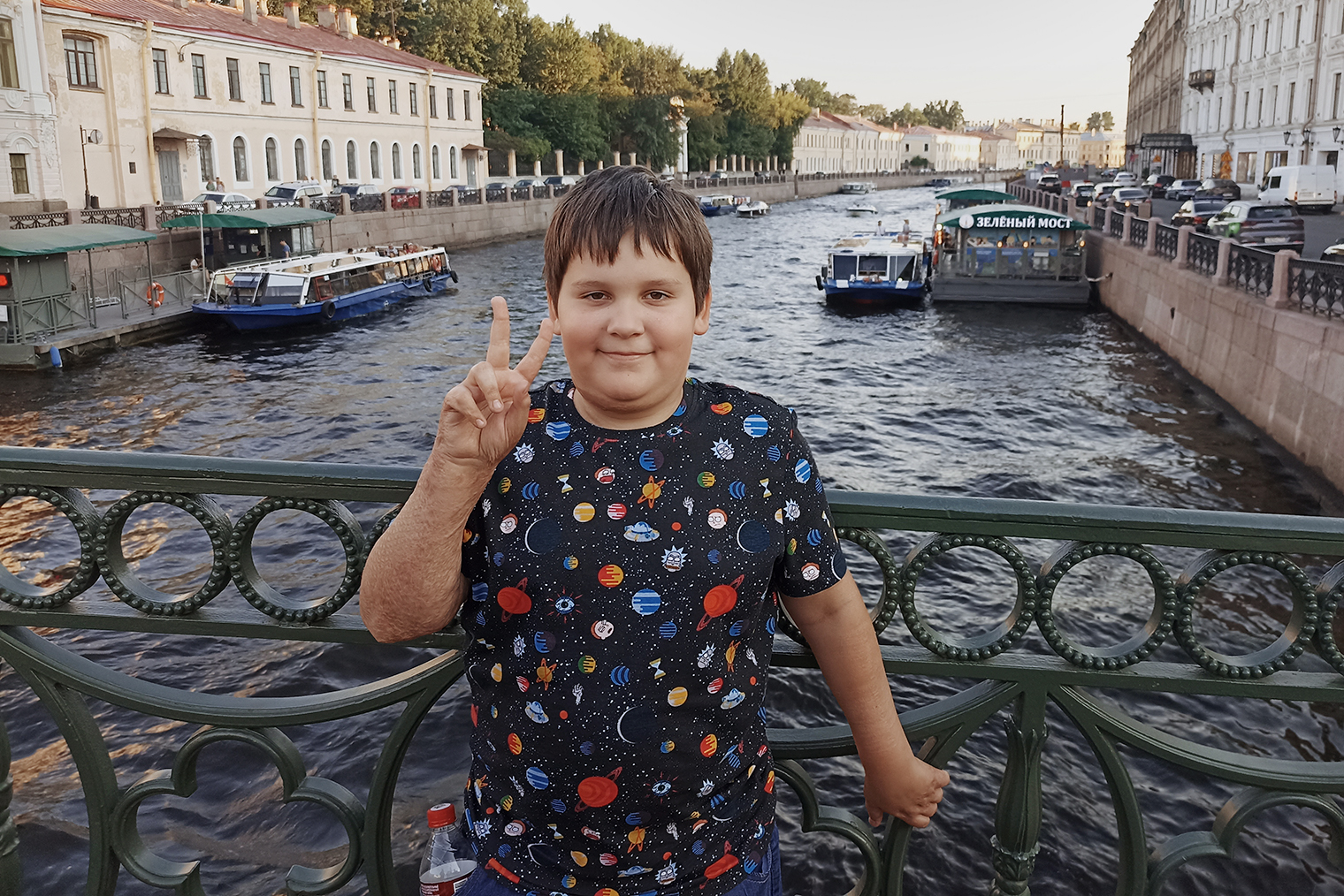 У НКО «Мир в каждый дом» есть дружественный тату-салон, где подросткам с 14—15 лет делают татуировки, чтобы скрыть рубцы. Мы с Леней думаем о тату-рукаве