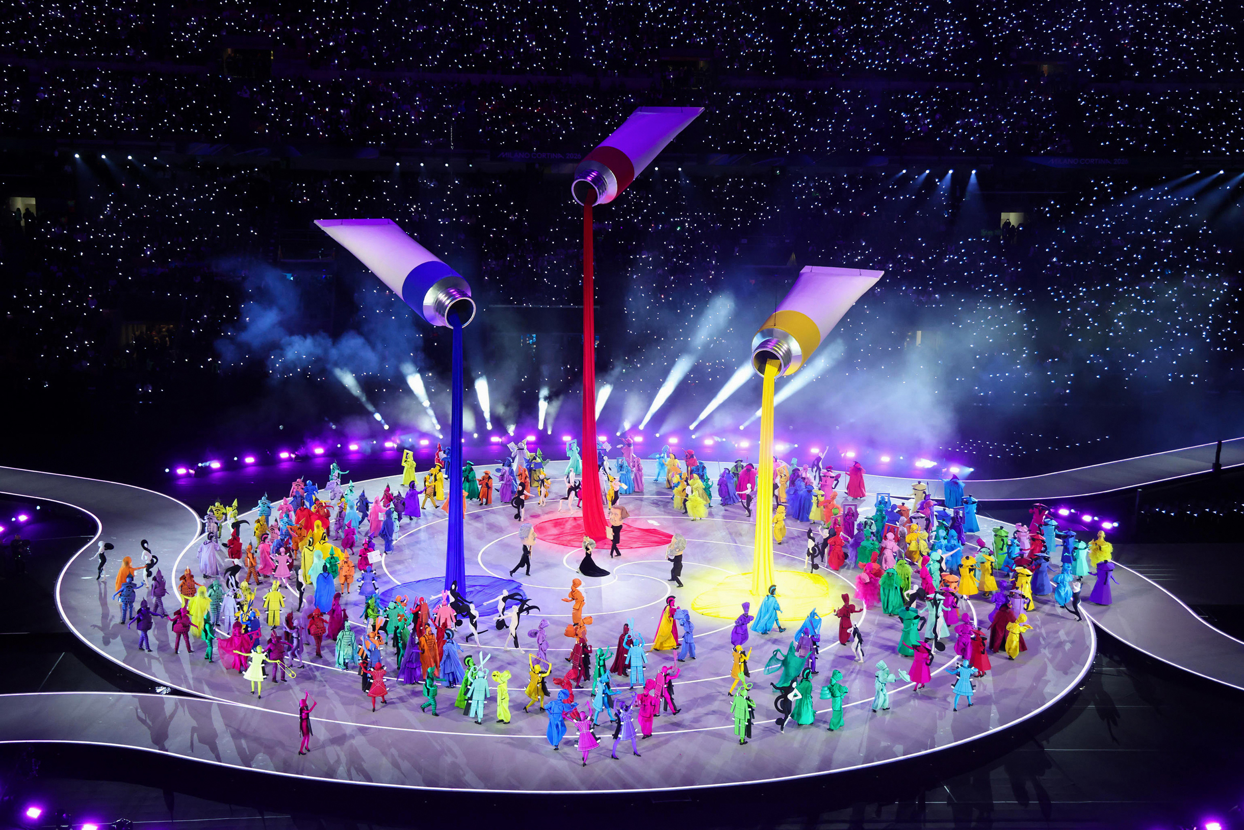 Все виды смешались — как и краски из висящих над сценой тюбиков. © Matteo Bazzi / EPA / TASS