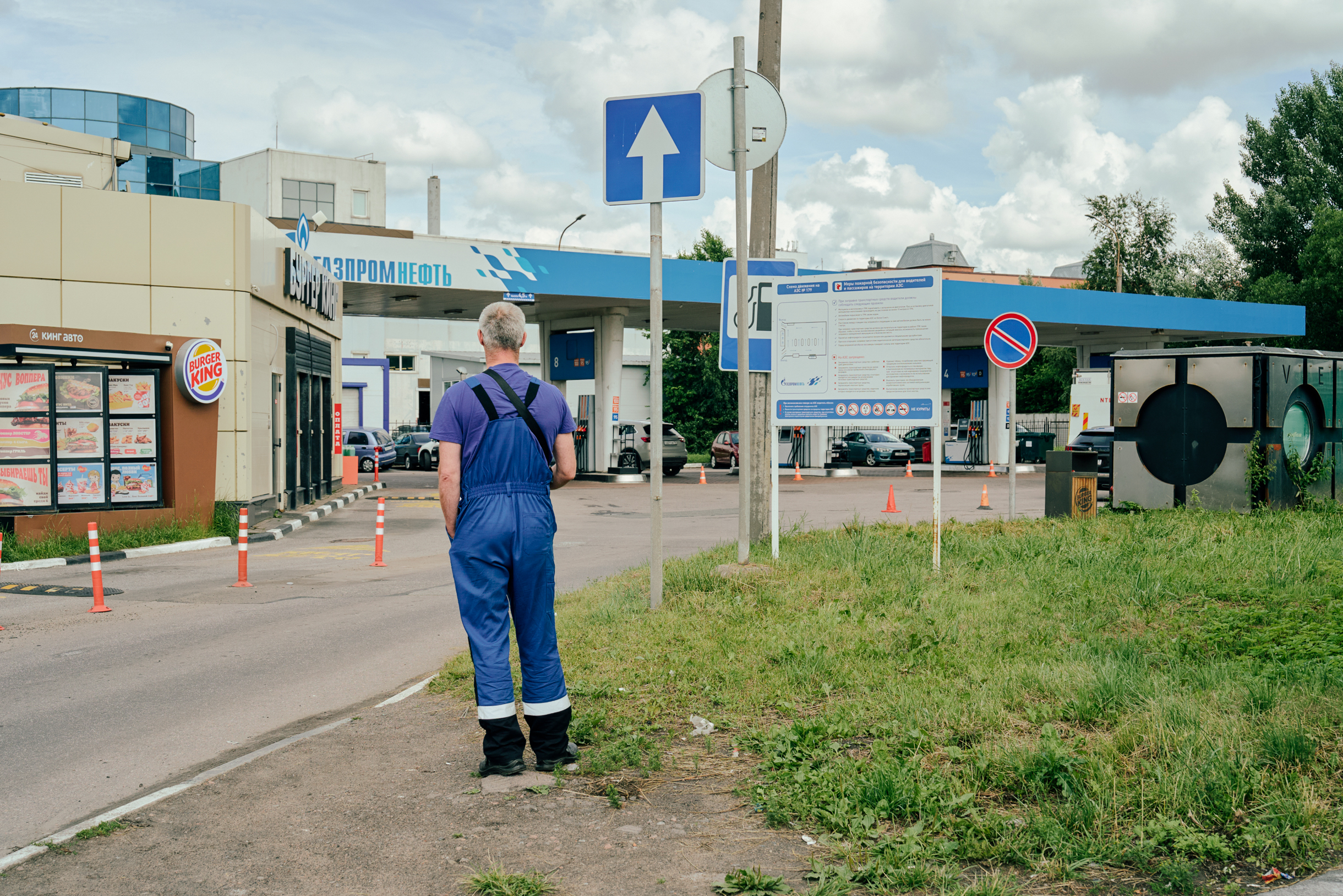На этой АЗС «Газпромнефти» в Санкт-Петербурге нет очереди, но и бензина тоже нет. Въезды к колонкам закрыты конусами. © Вадим Сидоров
