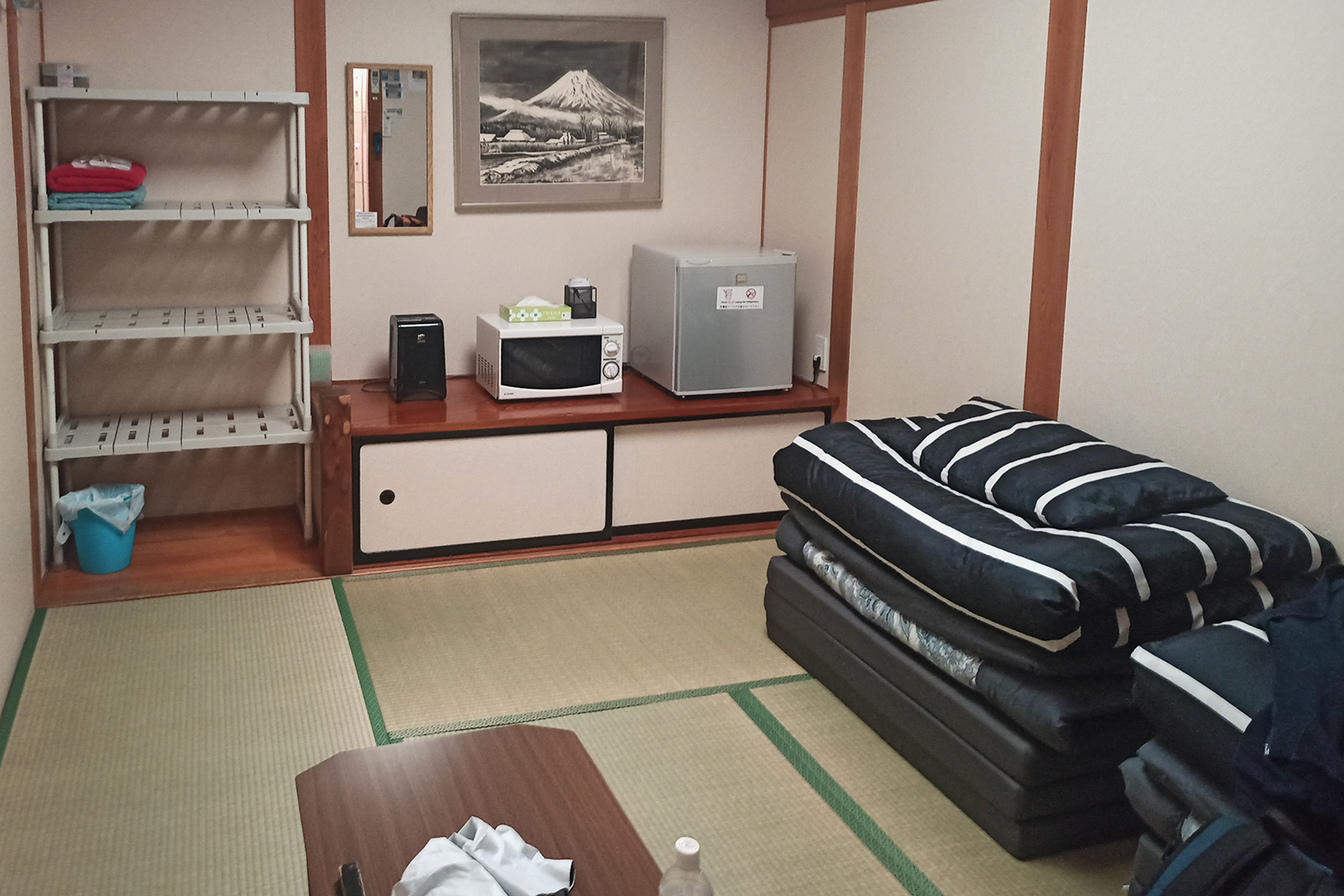 Наш номер в хостеле Mt Fuji Hostel Michael’s. Мы спали на футонах на полу. Комната без окон. Чистая, но в ней стоял какой-то странный запах — расставленные на полках ароматизаторы не помогали