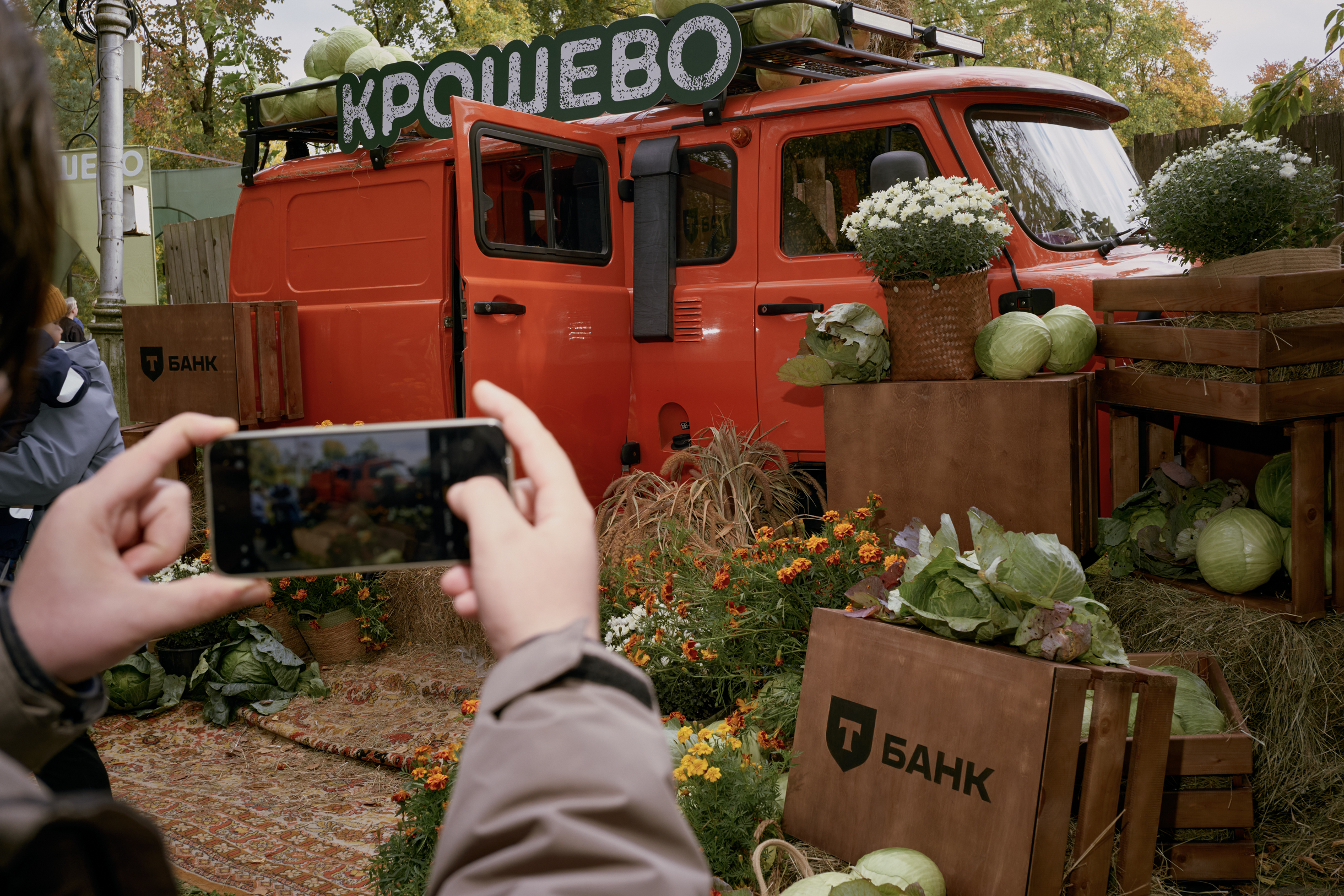 К закрытию фестиваля количество кочанов на капустных фотозонах поубавилось — гости забирали их с собой
