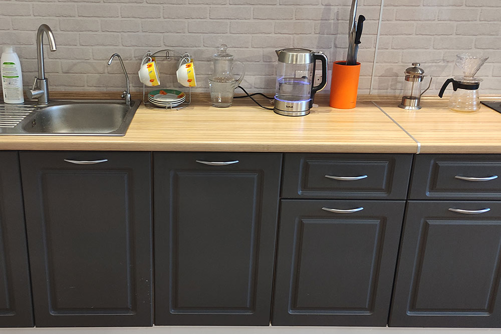 Наша посудомойка спрятана за фасадом в центре, выглядит аккуратно