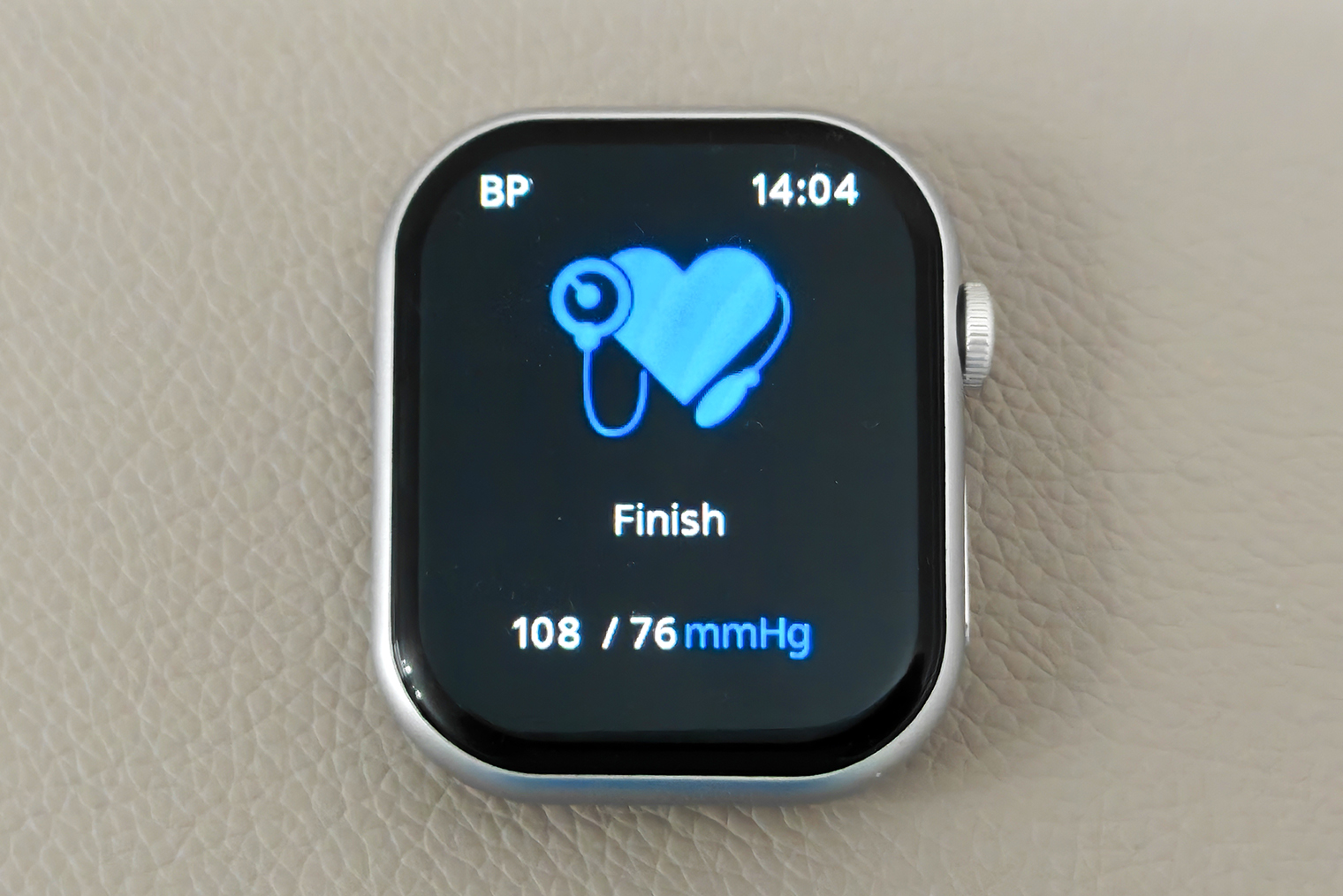 Фейковые Apple Watch успешно измерили сердечное давление стола. Чуть пониженное, но пациент скорее жив