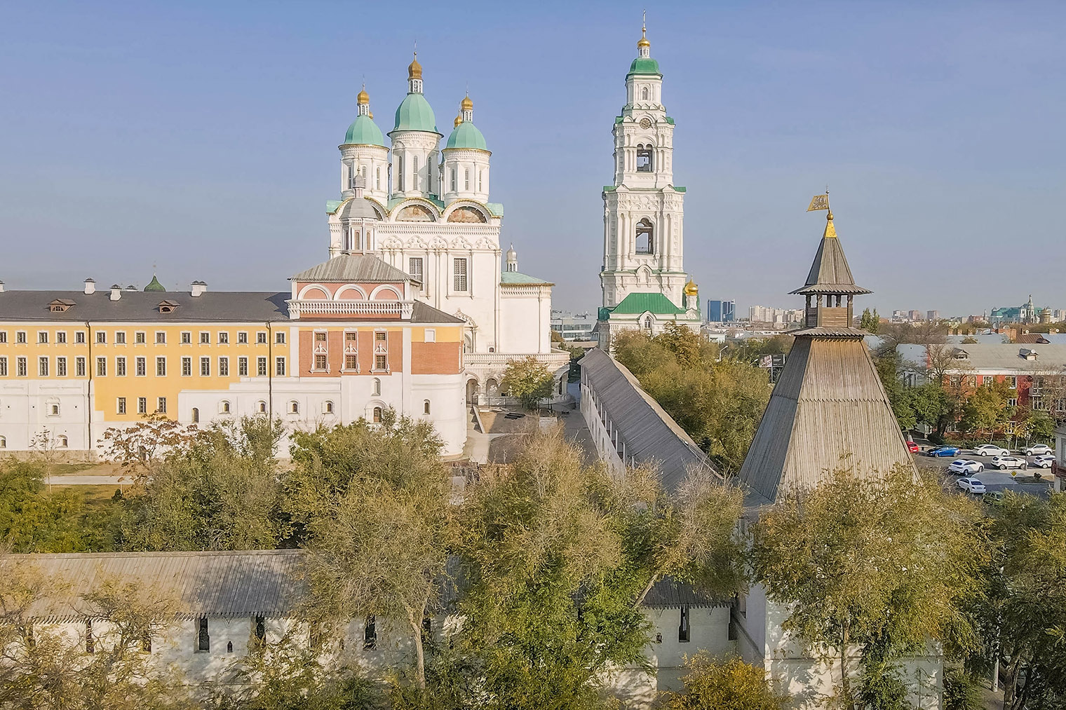 Территория кремля зеленая и ухоженная. © artaxerxes_photo / Shutterstock / FOTODOM