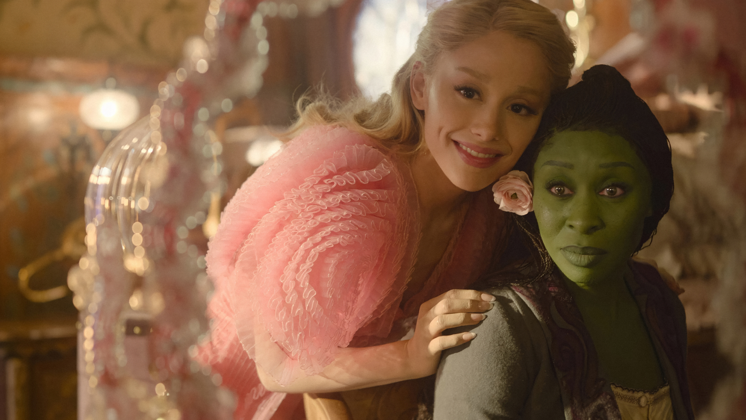 Грим Эльфабы занимал до четырех часов. Для Синтии Эриво разработали отдельный оттенок зеленого, который внутри команды называли Cynthia Green. Даже расположение веснушек старались точно повторять изо дня в день с помощью специального шаблона. © Universal Pictures
