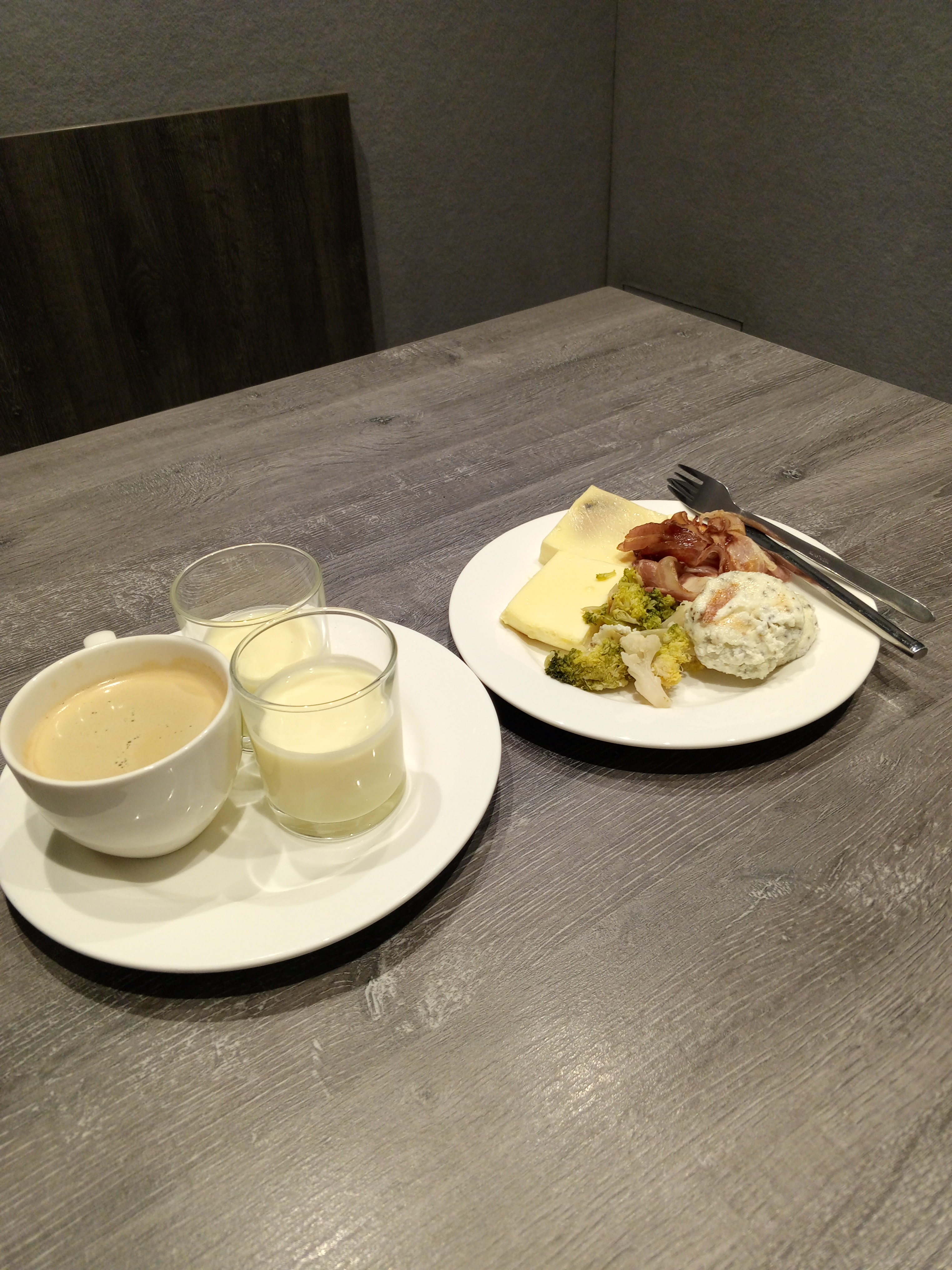 Завтрак в бизнес-зале S7 Airlines в аэропорту Толмачево. Йогурты и американо — для хорошей работы желудочно-кишечного тракта.