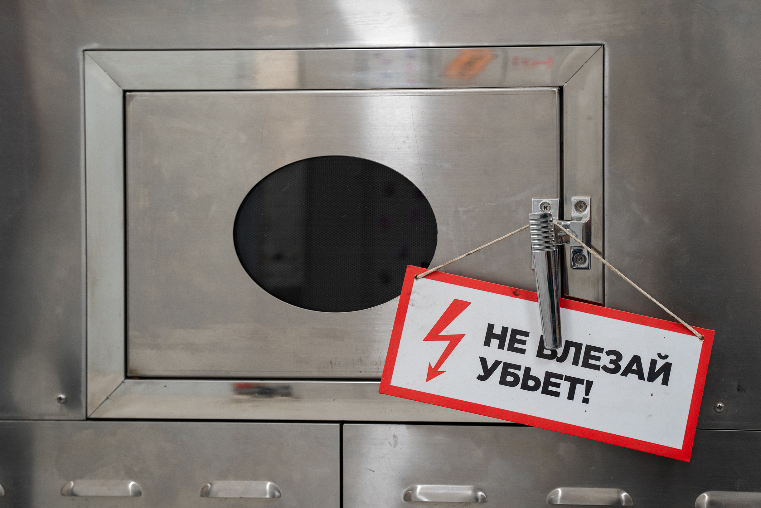 Фрагмент печи, где сушат личинок. Ее привезли из Китая, все остальное оборудование российское