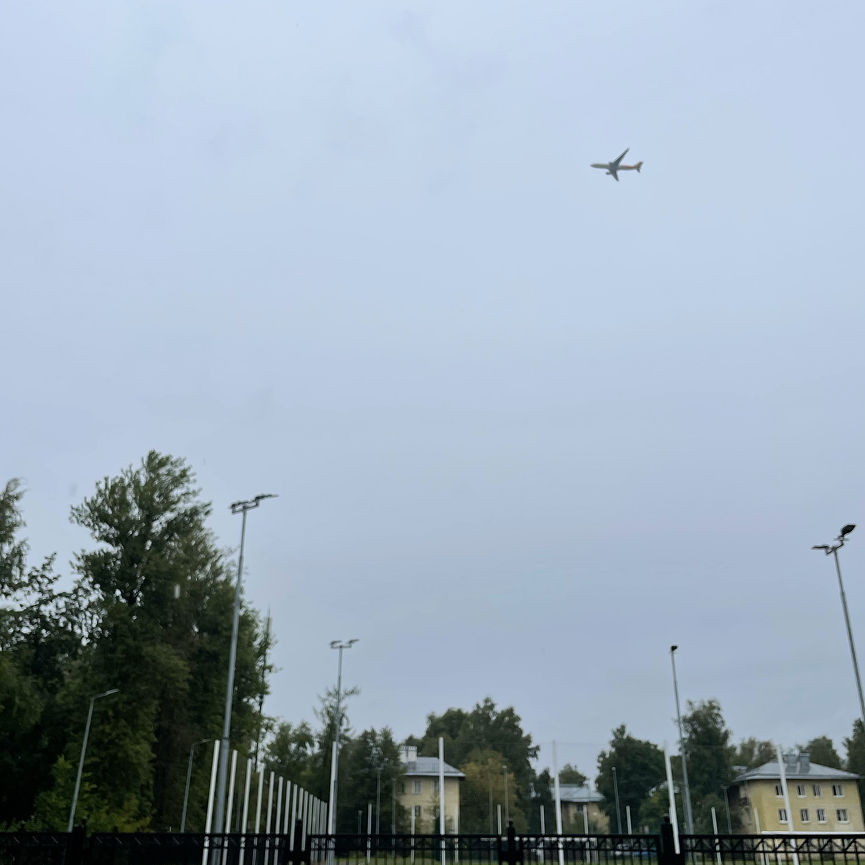 В дождливые дни самолеты летают очень низко