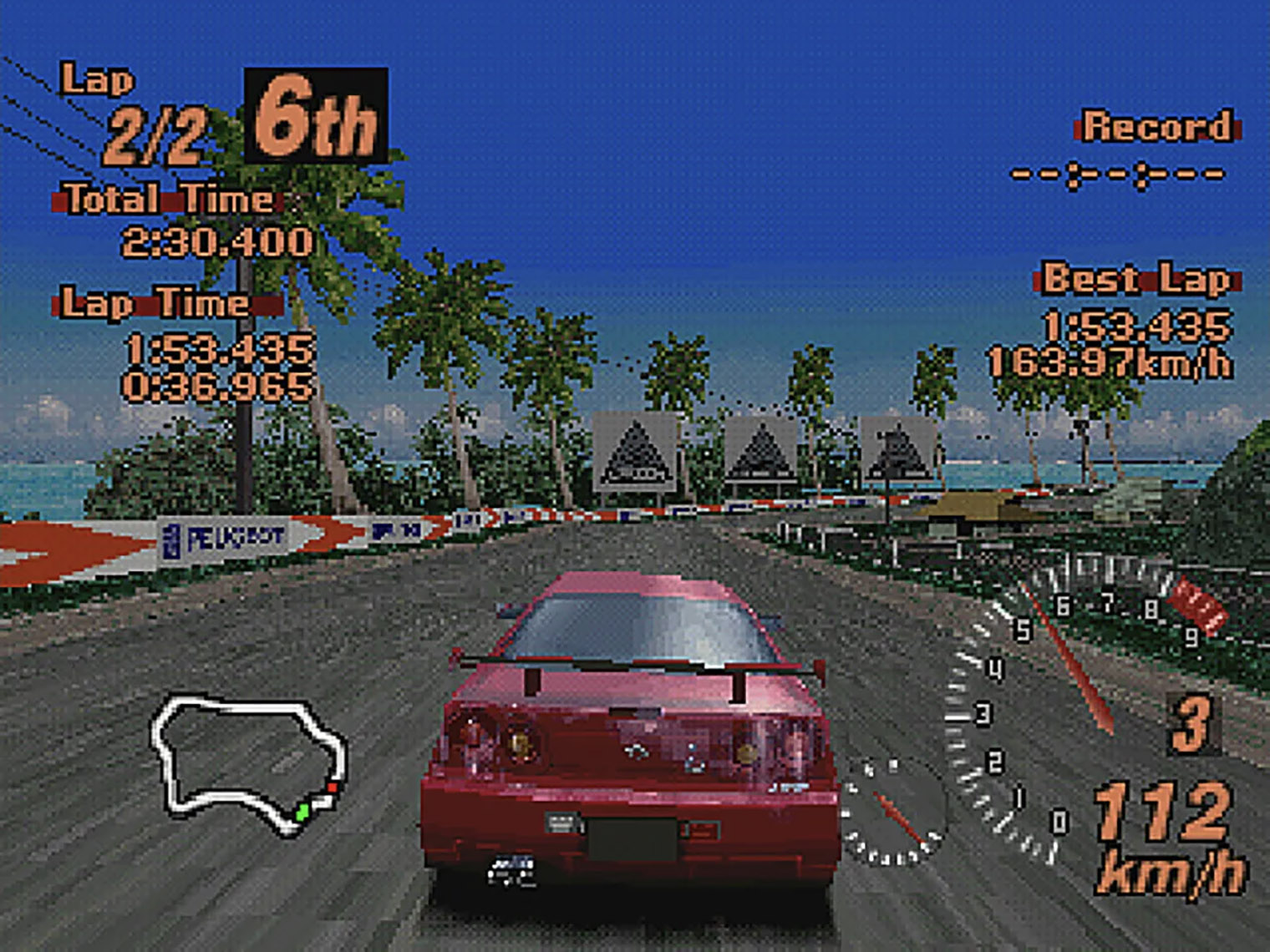 Gran Turismo 2 создавали в спешке, чтобы успеть к Рождеству. Релизная версия полнилась багами, поэтому Sony пришлось перевыпустить игру с патчем — в 2000 году это было редкостью. © Sony Computer Entertainment