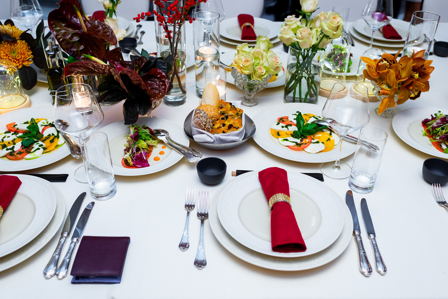 Это классическая сервировка. Для нее подходят белые тарелки, прозрачные стеклянные стаканы и бокалы, а для декора — цветы. Фотография: P A / Shutterstock / FOTODOM