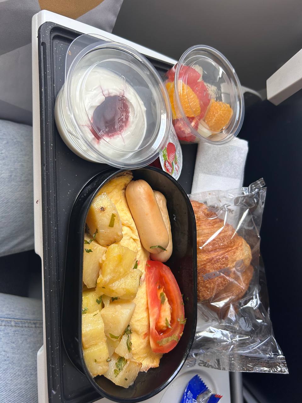 Завтрак в самолете от Etihad, Стамбул — Абу Даби