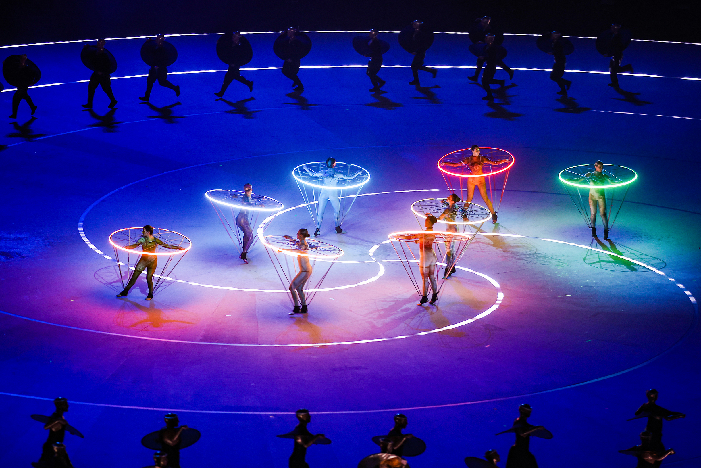 После шествия сборных снова была танцевальная секция. Один из номеров — с парадом планет. © Петр Ковалев / ТАСС