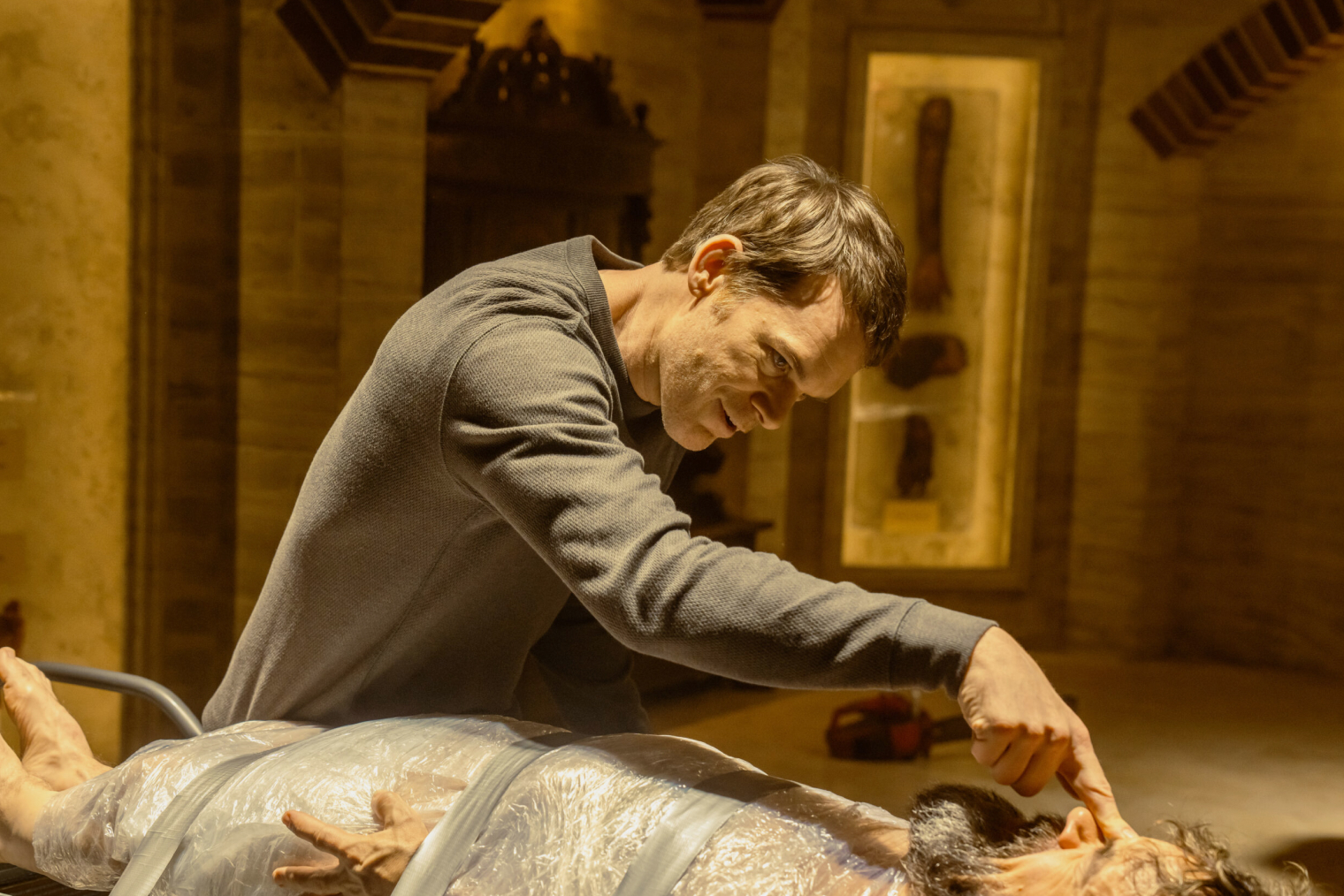 Майкл С. Холл вернулся к роли Декстера Моргана. А еще в сериале появляется знакомый фанатам Батиста в исполнении Дэвида Зайаса — он следует по пятам главного героя и пытается его поймать