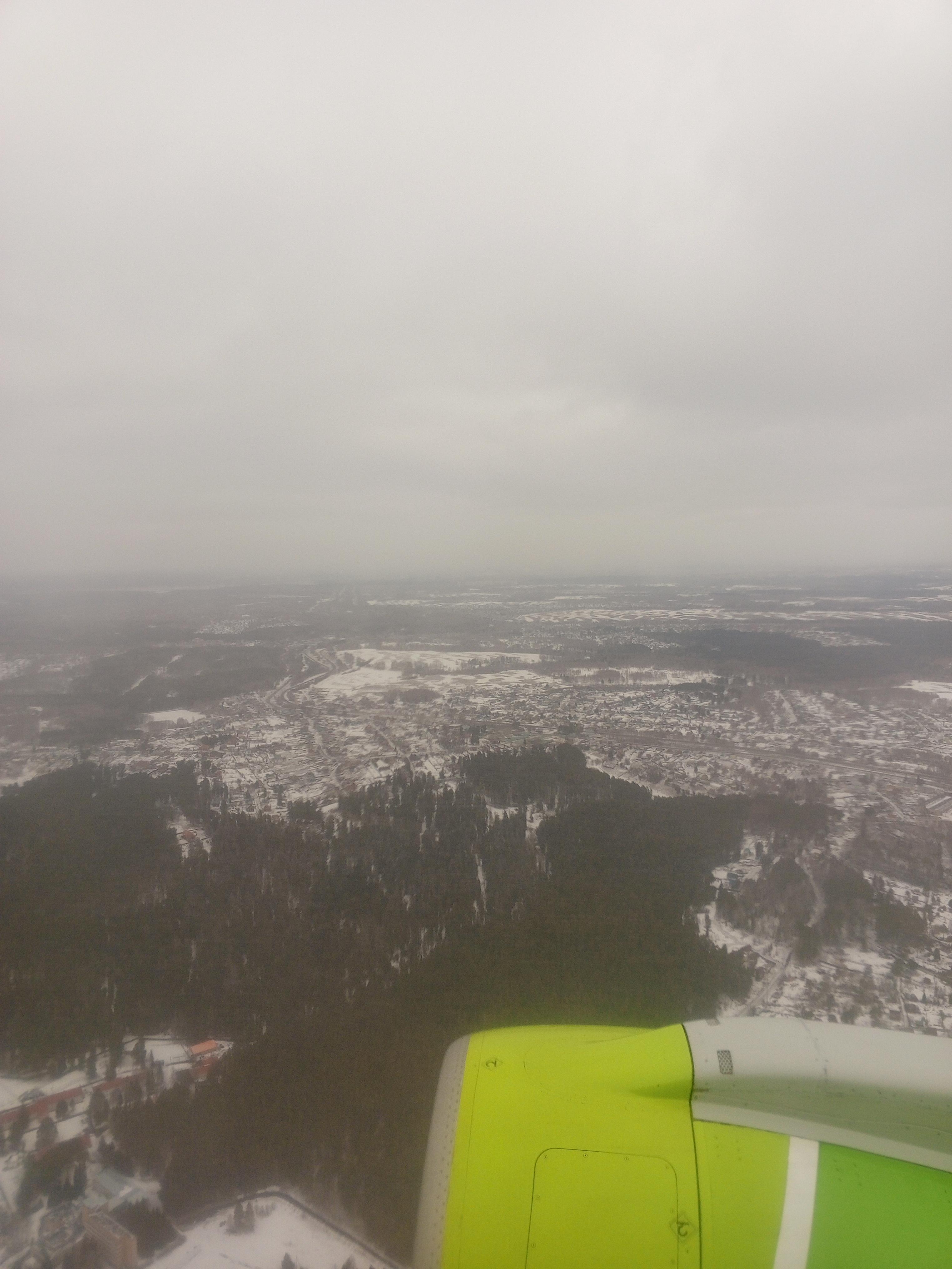 Улетаем из Томска в пасмурную погоду.