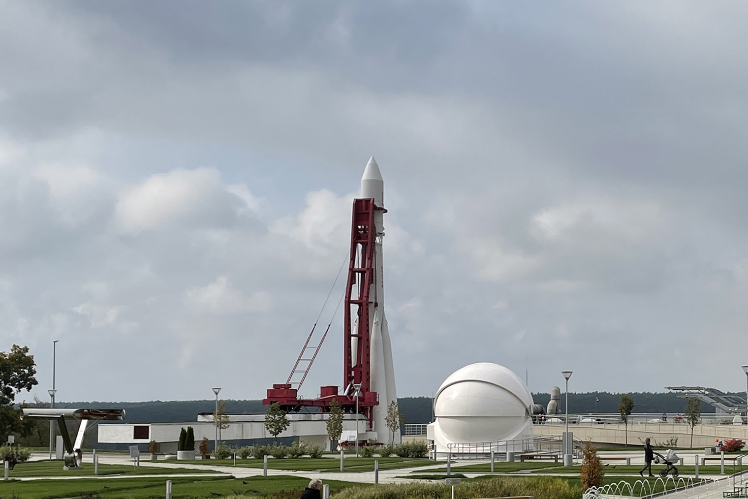 На площади возле музея установили ракету-носитель «Восток», которая была дублером корабля Юрия Гагарина