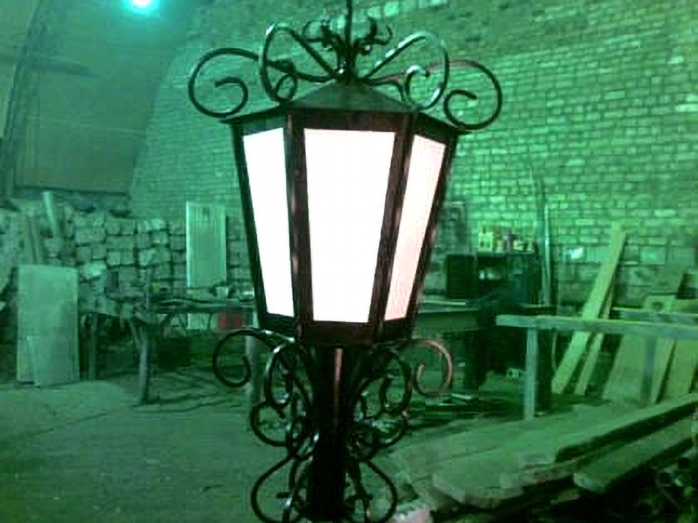 Сваренный кованый фонарь для улицы города