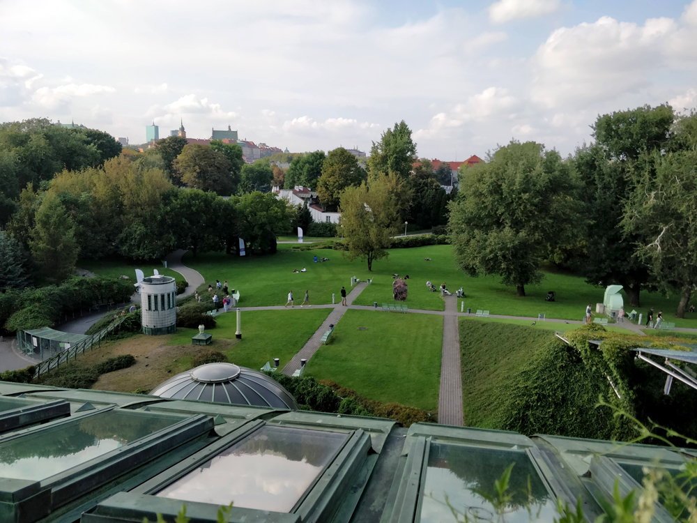 Парк возле библиотеки Варшавы