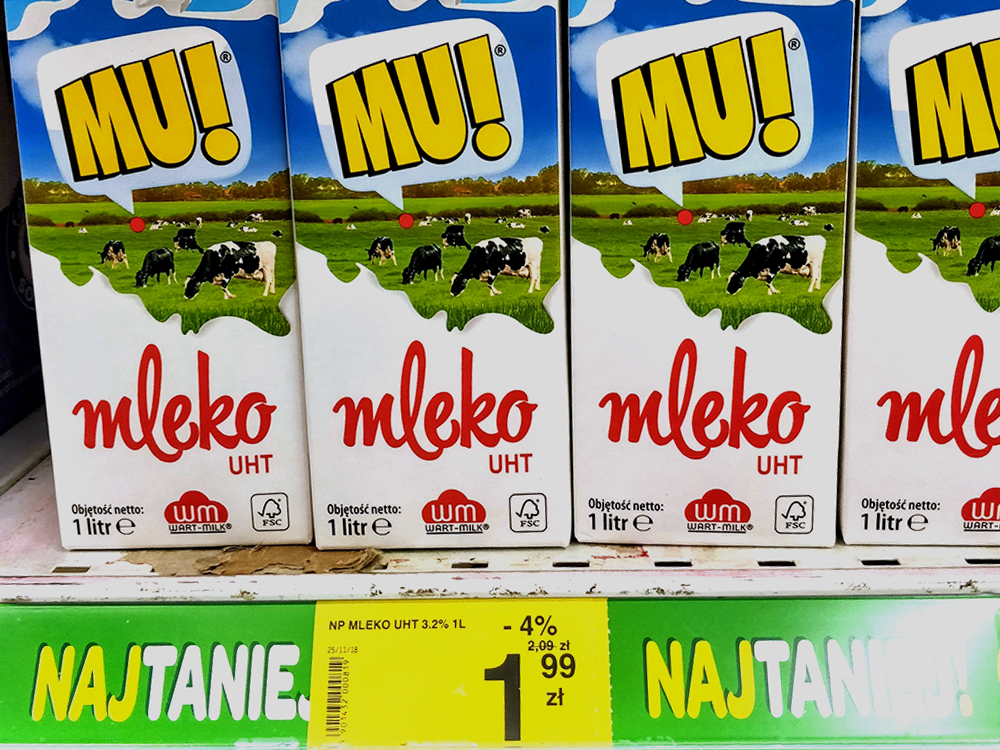 В магазине молоко стоит 1,99 zł (35 рублей) за литр