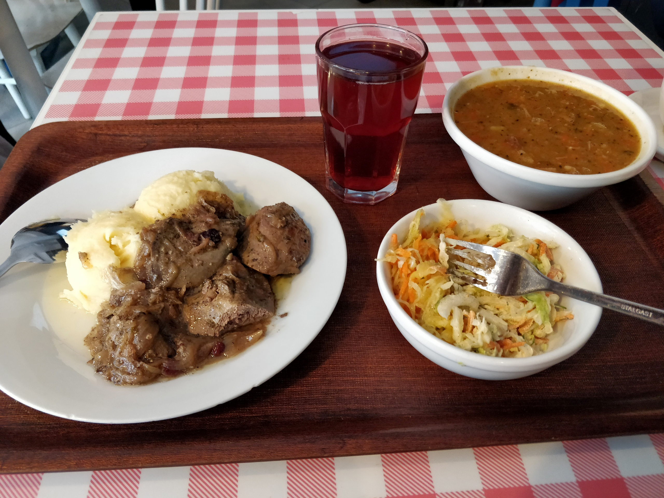 Пообедал в «молочном баре»: пюре, печенка, салат, гороховый суп с мясом и компот. Заплатил 19 zł (340 рублей)